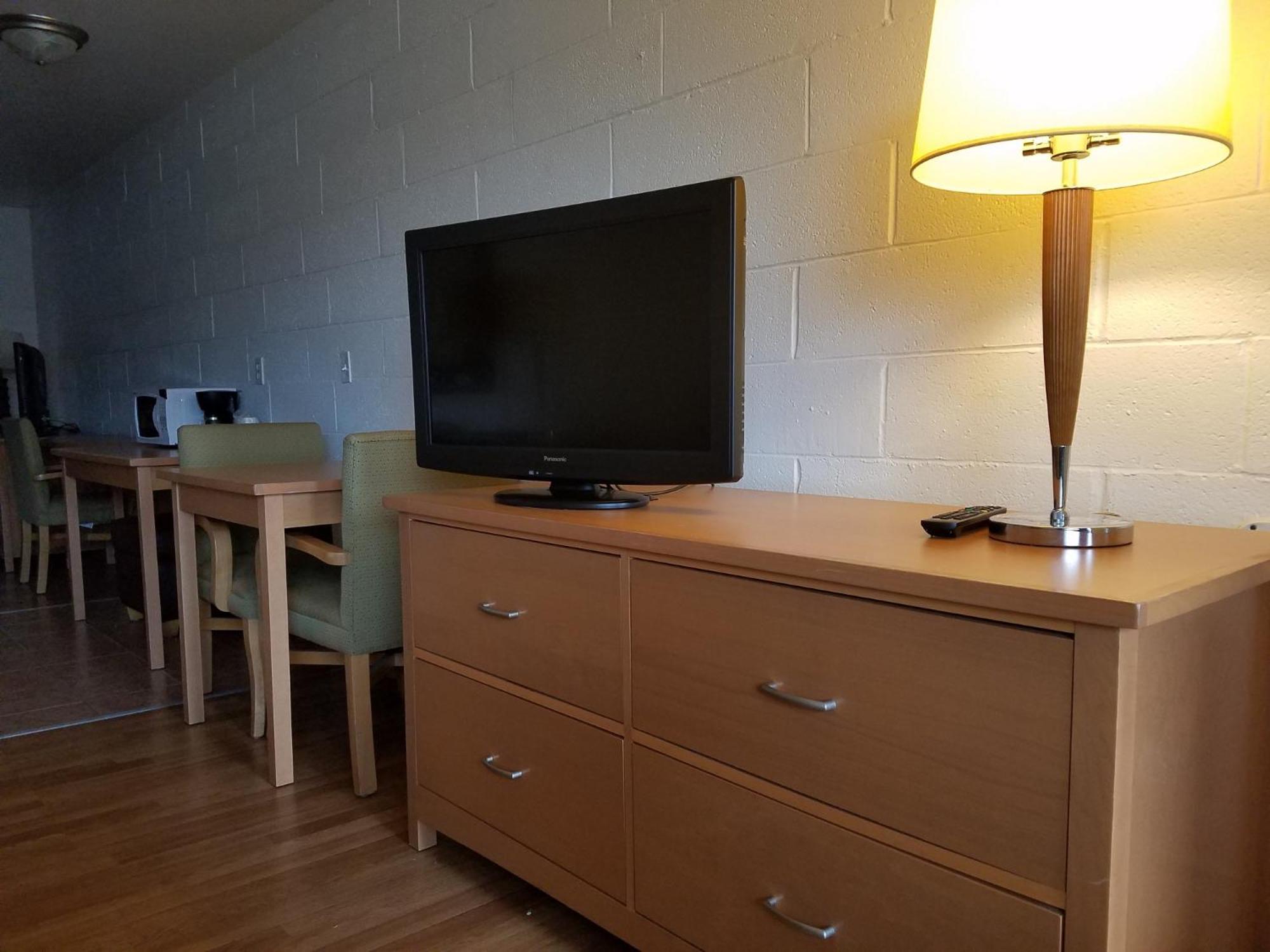Queen Room with Two Queen Beds - Non-Smoking & Non-Pet Friendly photo 3