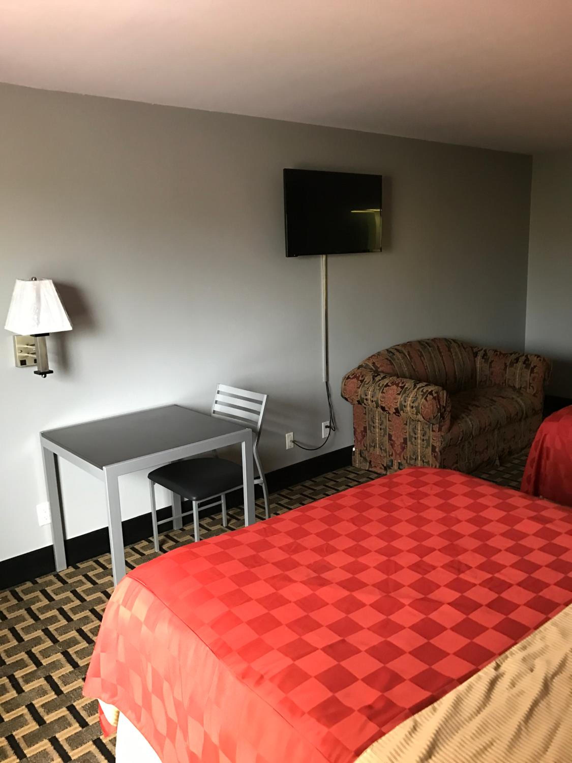 Queen Room with Two Queen Beds - Non-Smoking - Photo 8