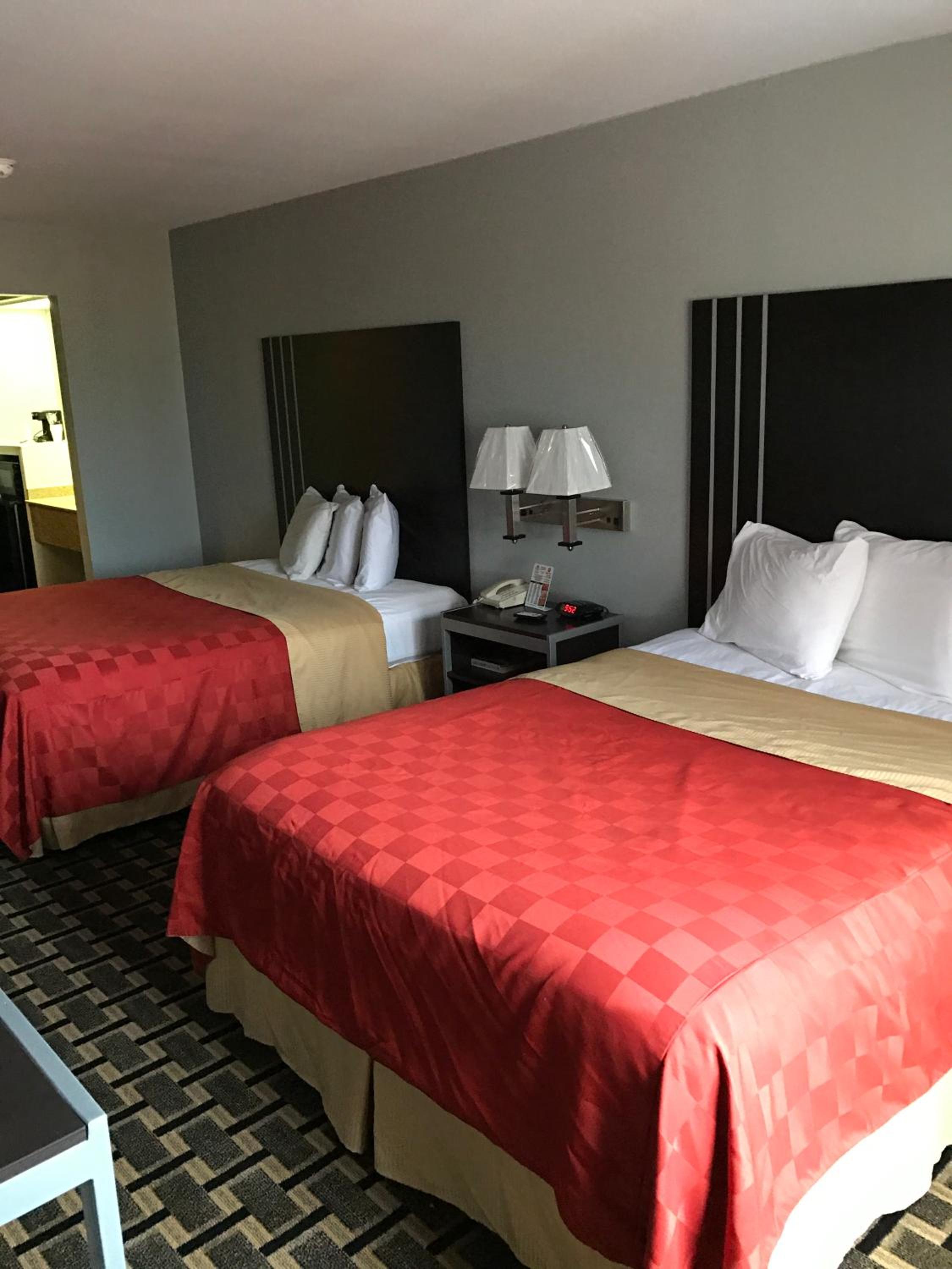 Queen Room with Two Queen Beds - Non-Smoking - Photo 9