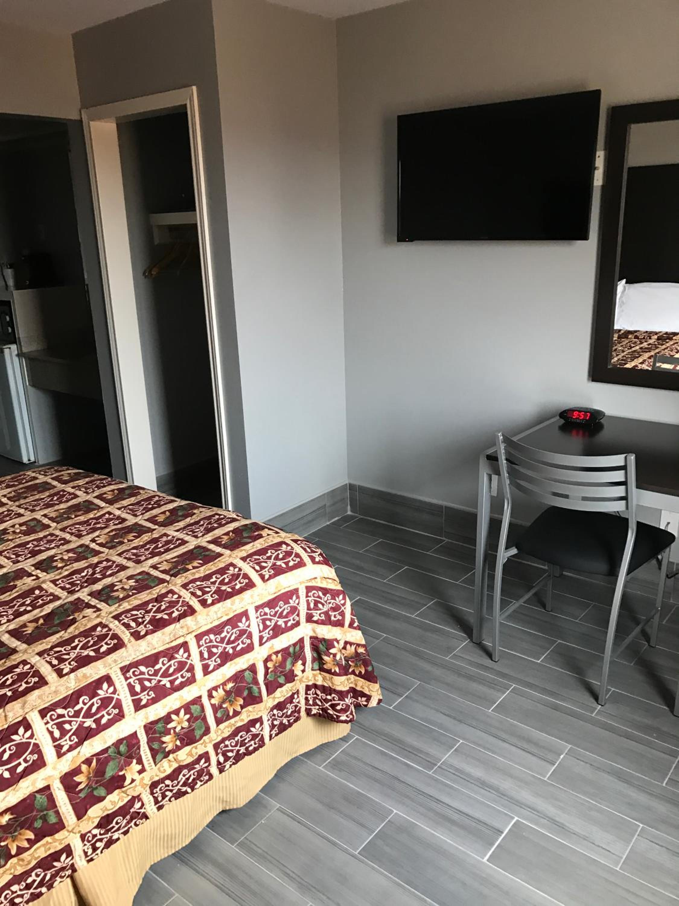 Standard Queen Room - Photo 15