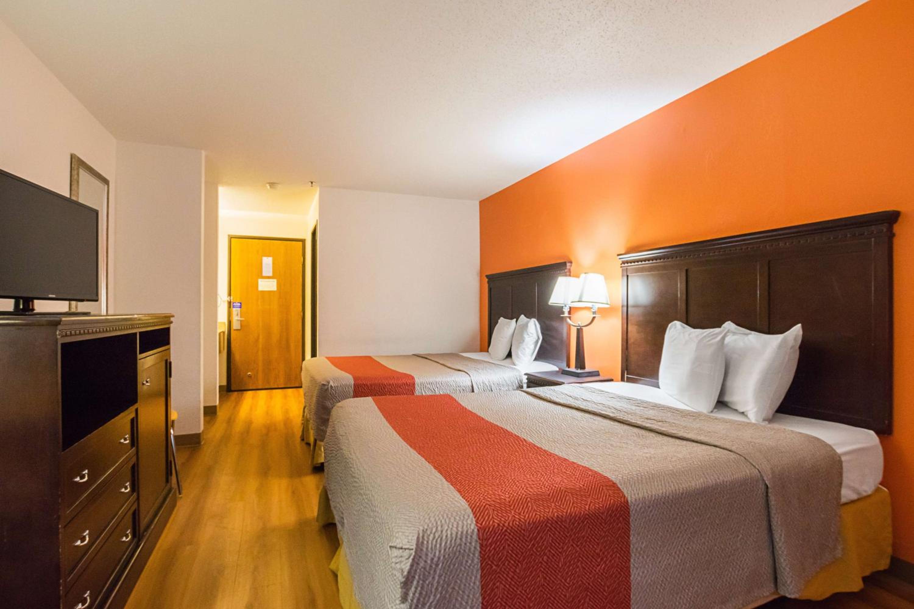 Queen Room with Two Queen Beds - Non-Smoking - Photo 3