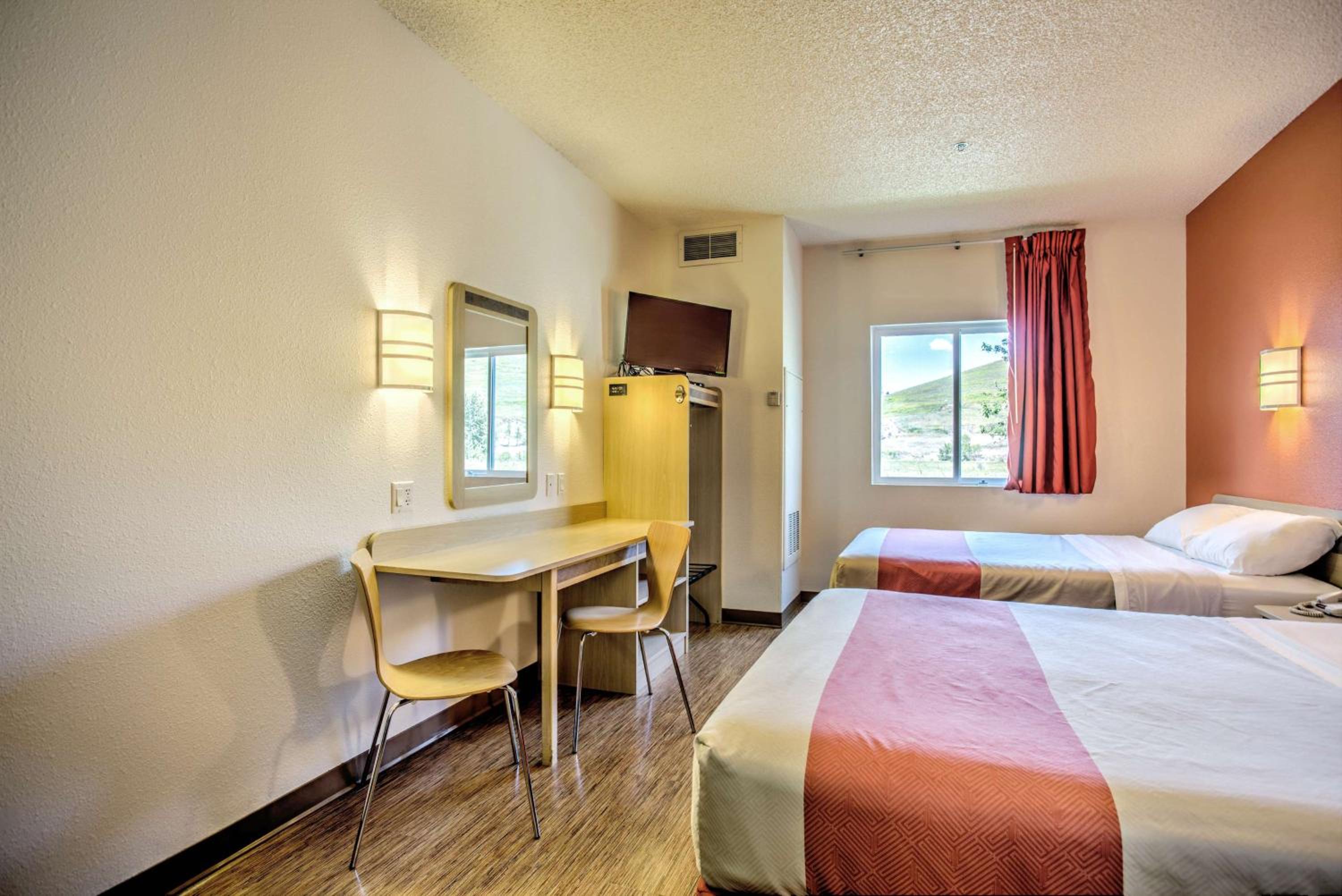 2 Queen Beds | Non-Smoking, Mini Fridge - Photo 3