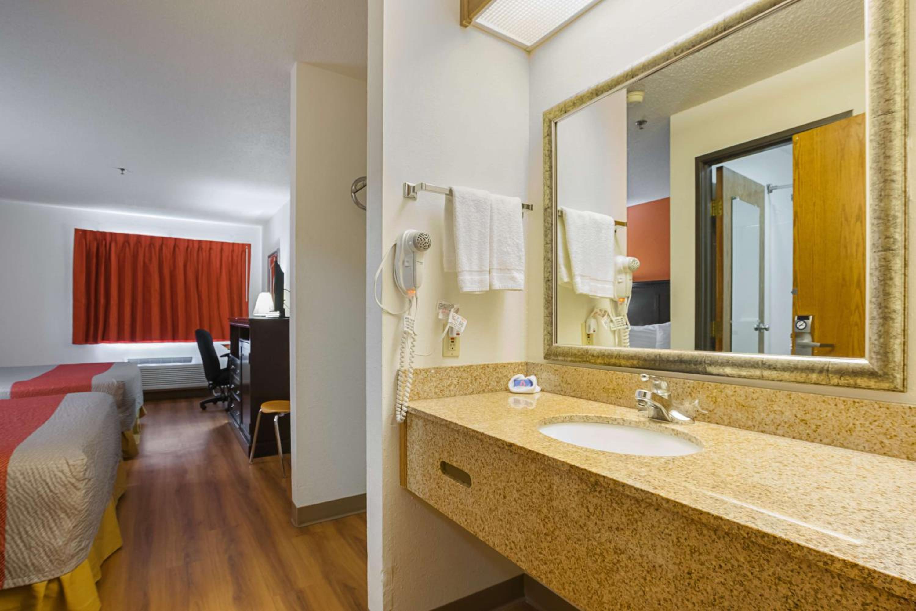 Queen Room with Two Queen Beds - Non-Smoking - Photo 4