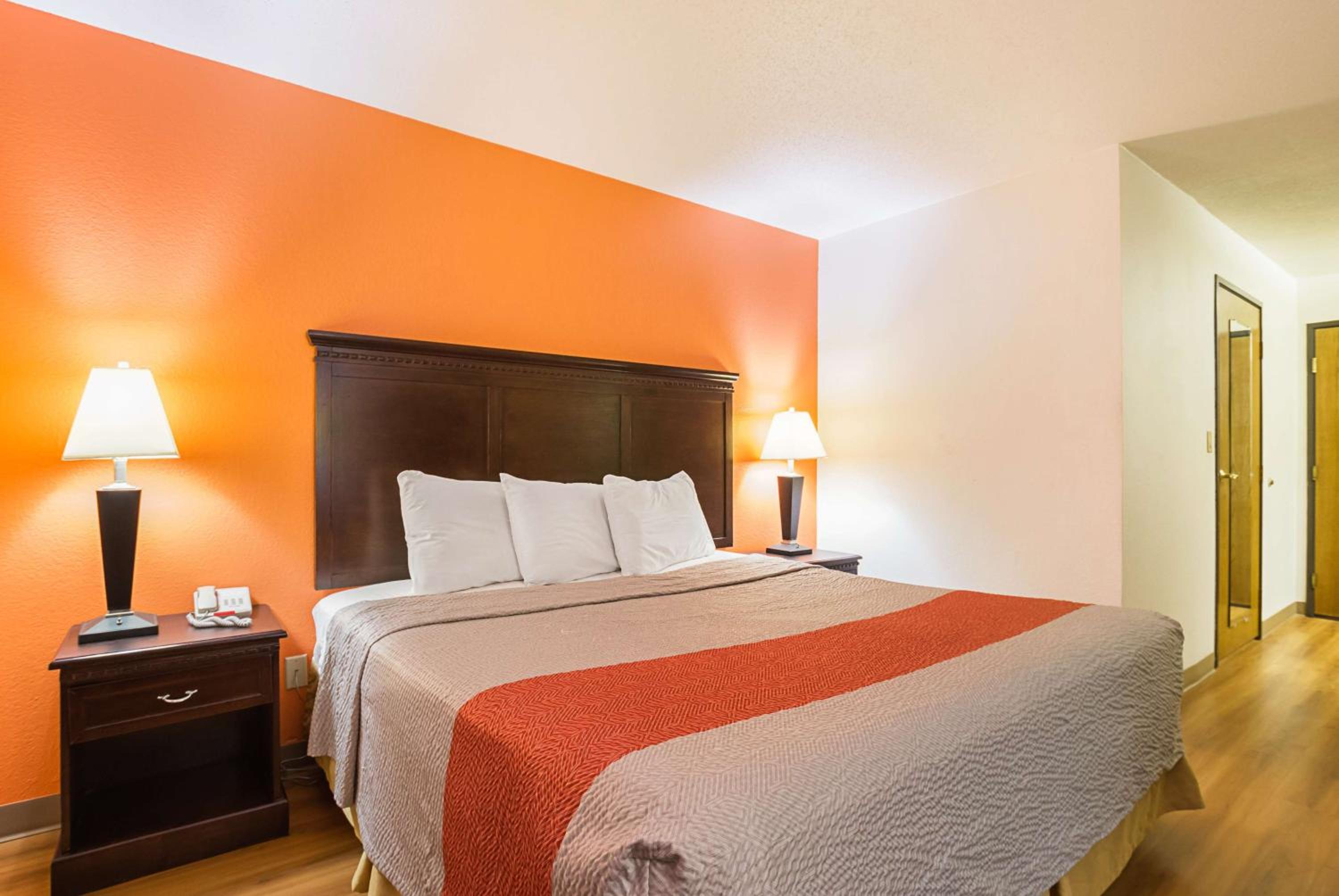 King Room - Non-Smoking - Photo 6