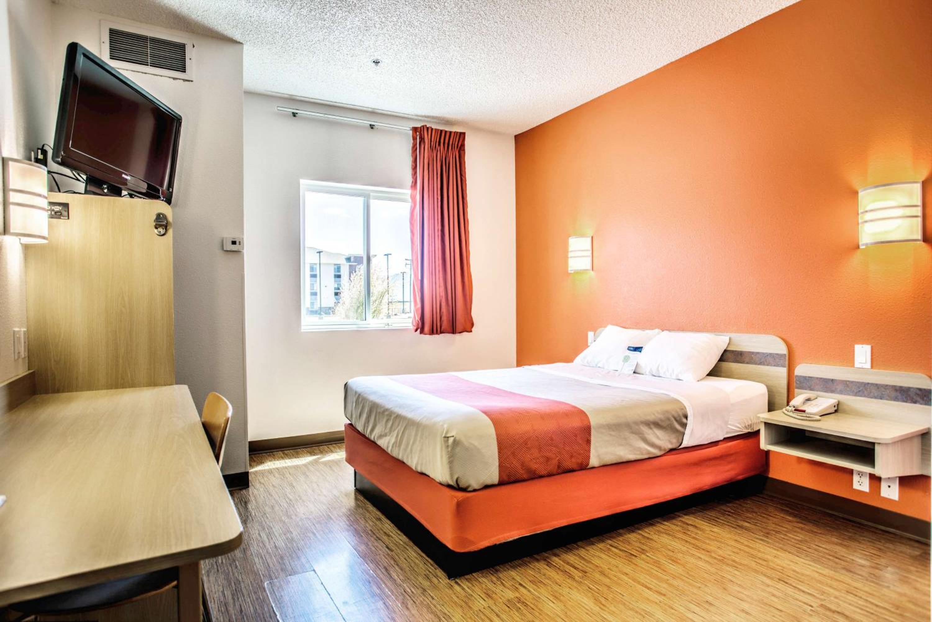 Queen Room - Non-Smoking - Photo 1