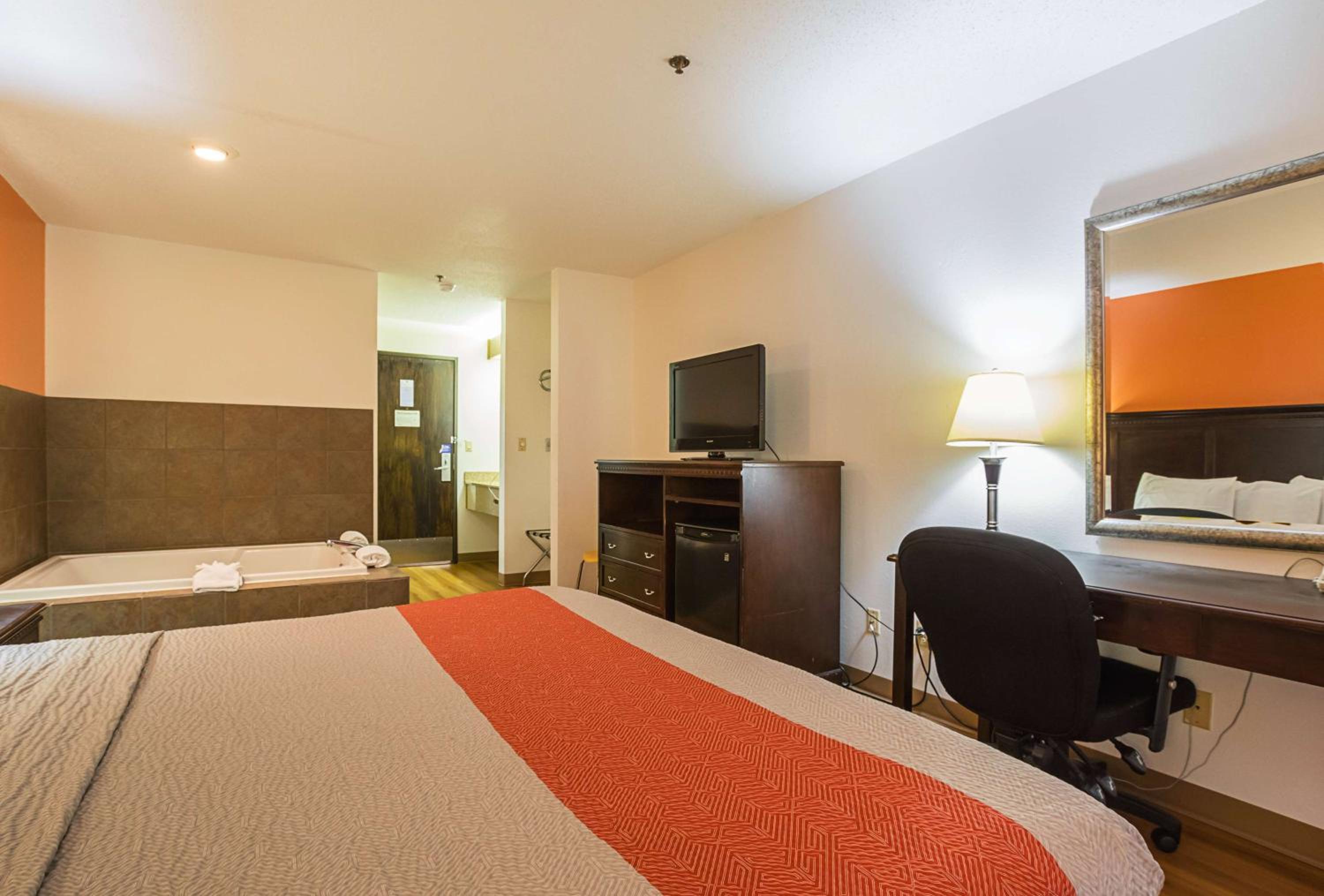 King Room - Non-Smoking - Photo 4