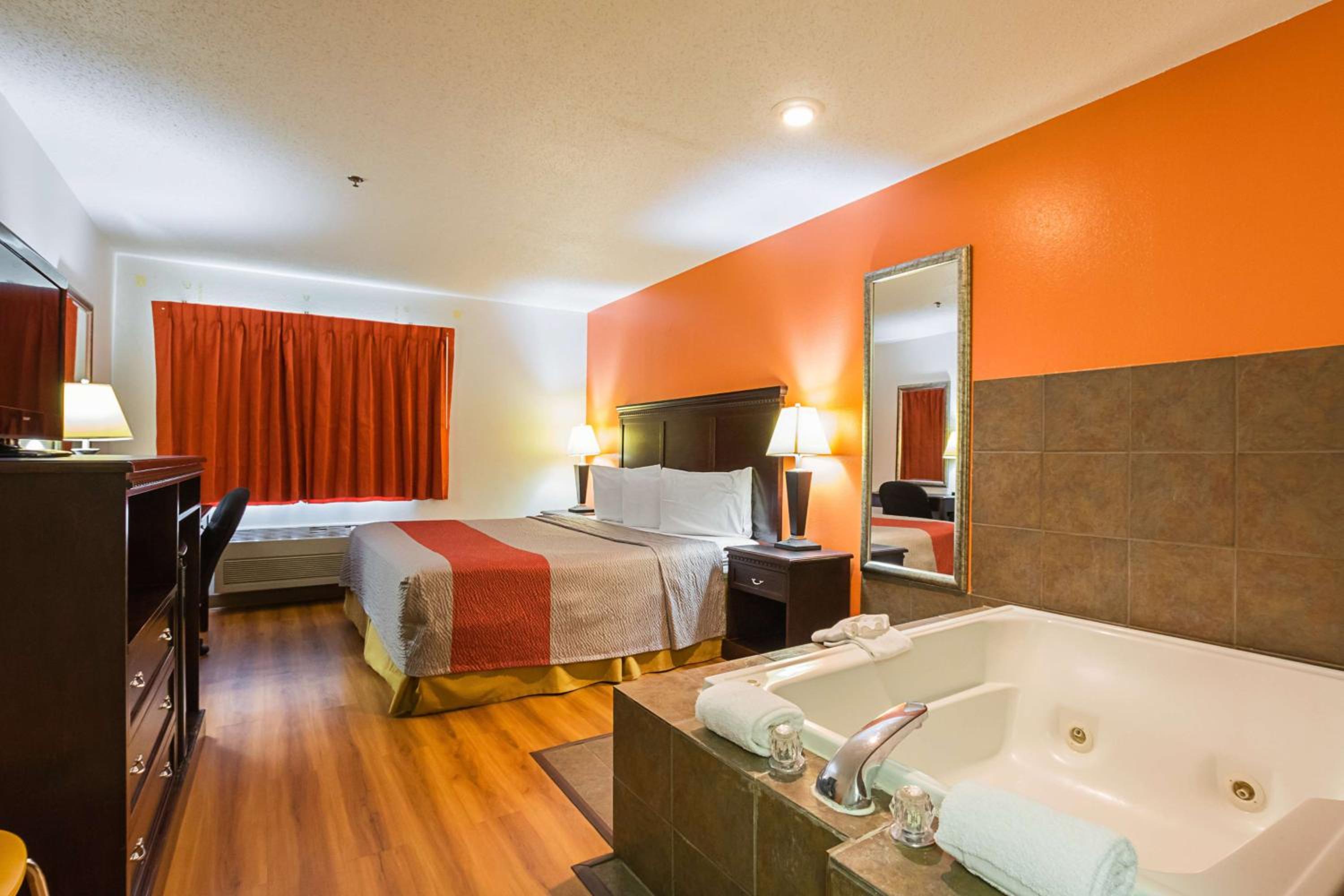 King Room - Non-Smoking - Photo 8