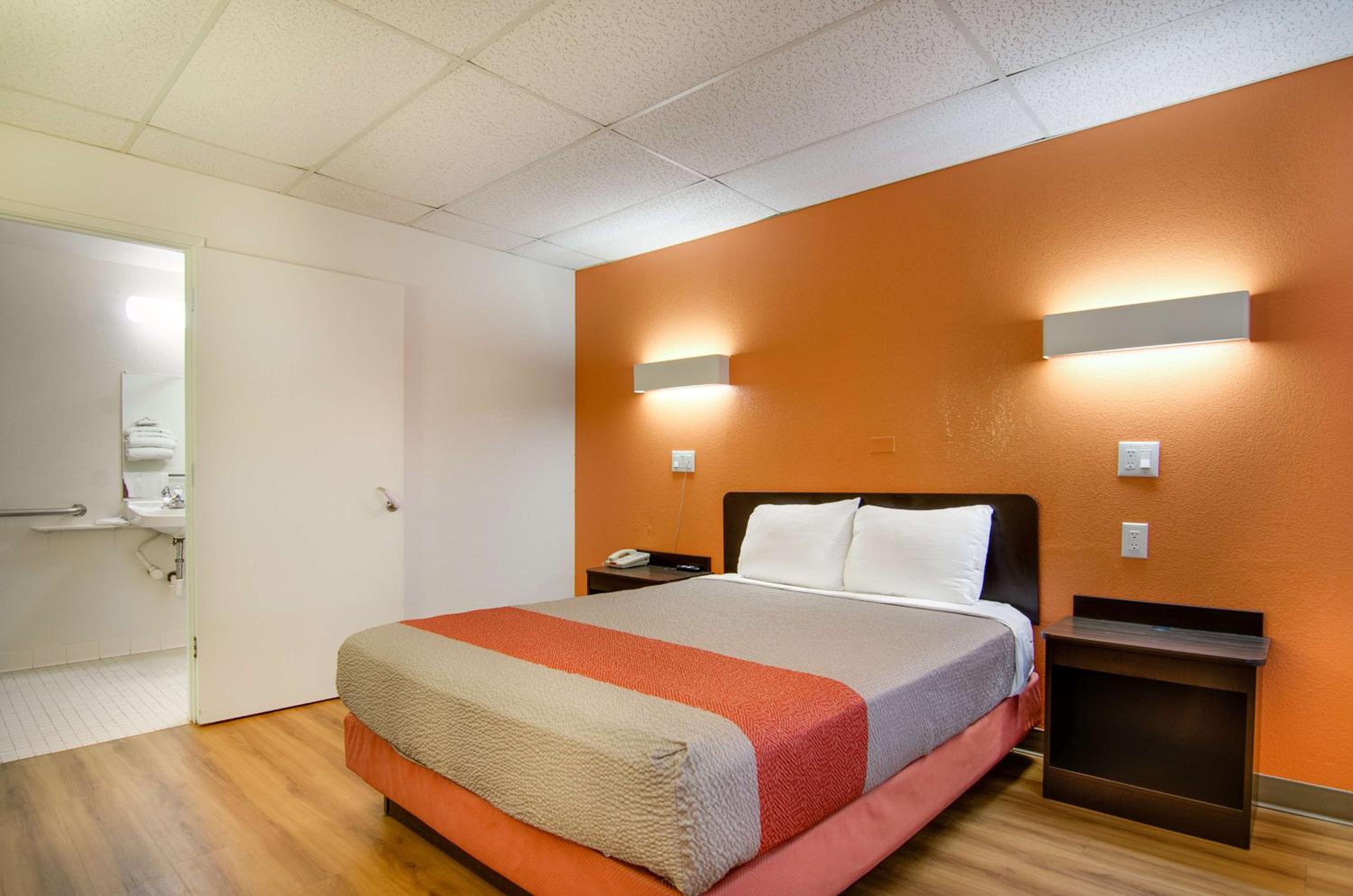 Queen Room - Disability Access photo 1