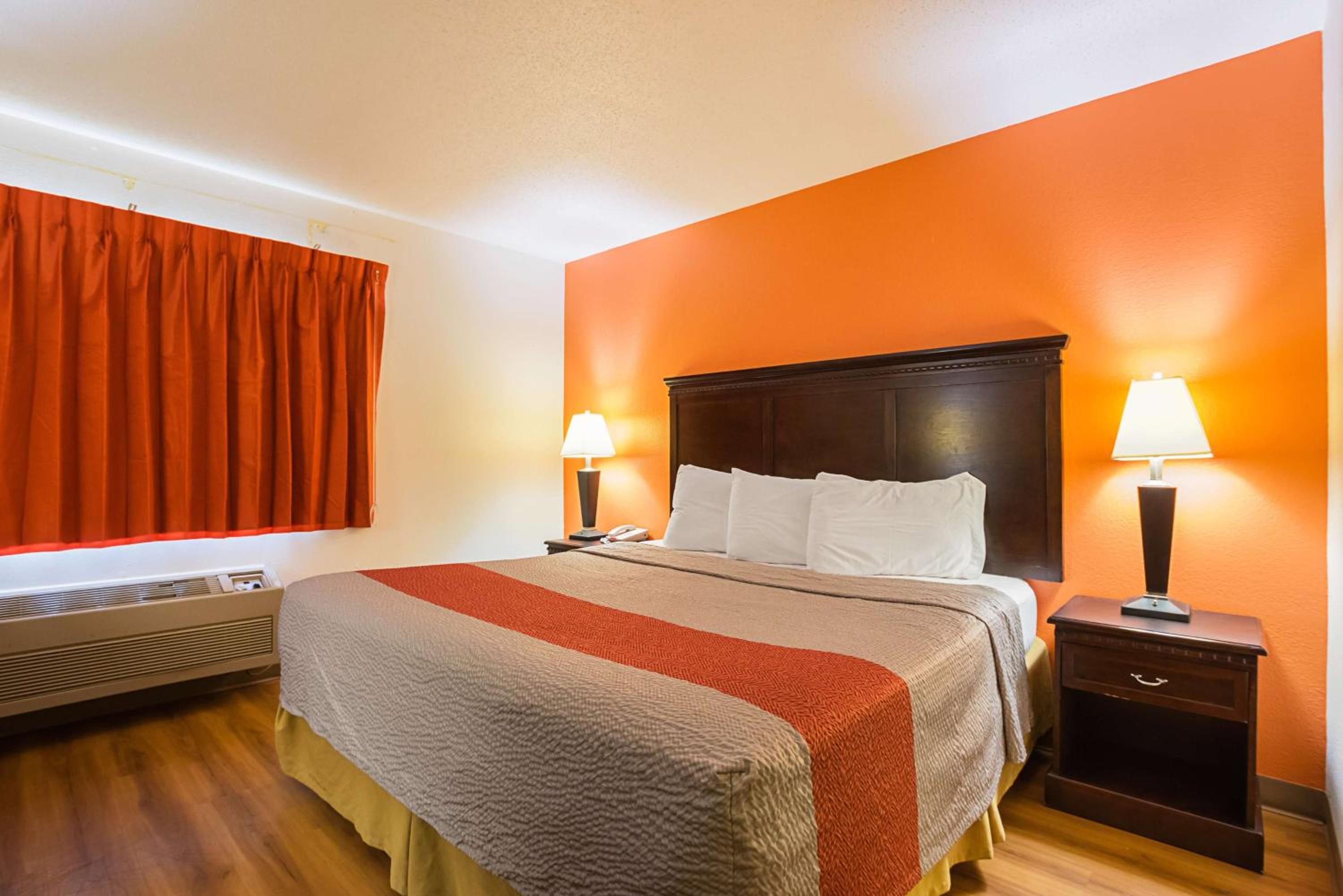 King Room - Non-Smoking - Photo 9