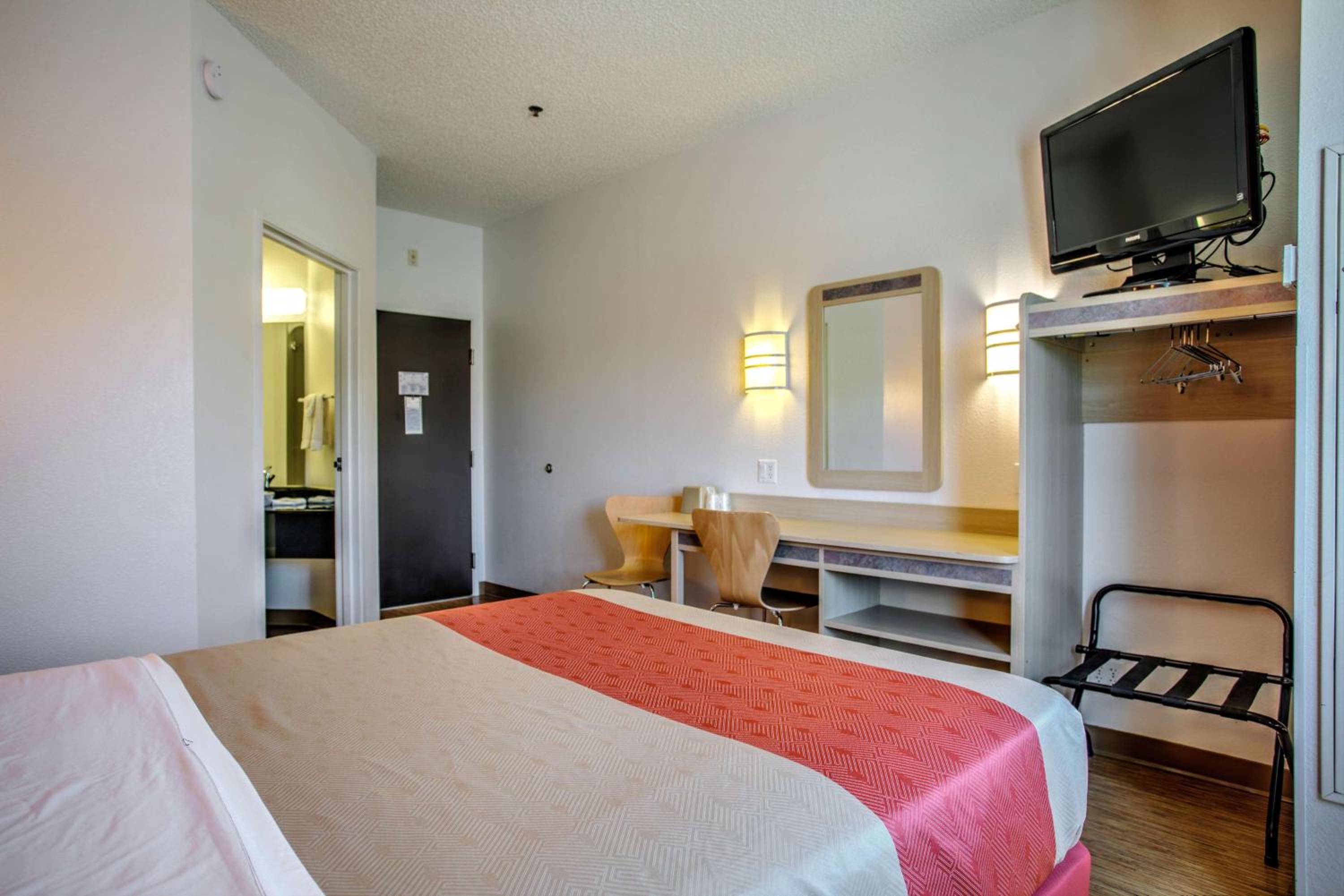 Queen Room - Non-Smoking - Photo 4