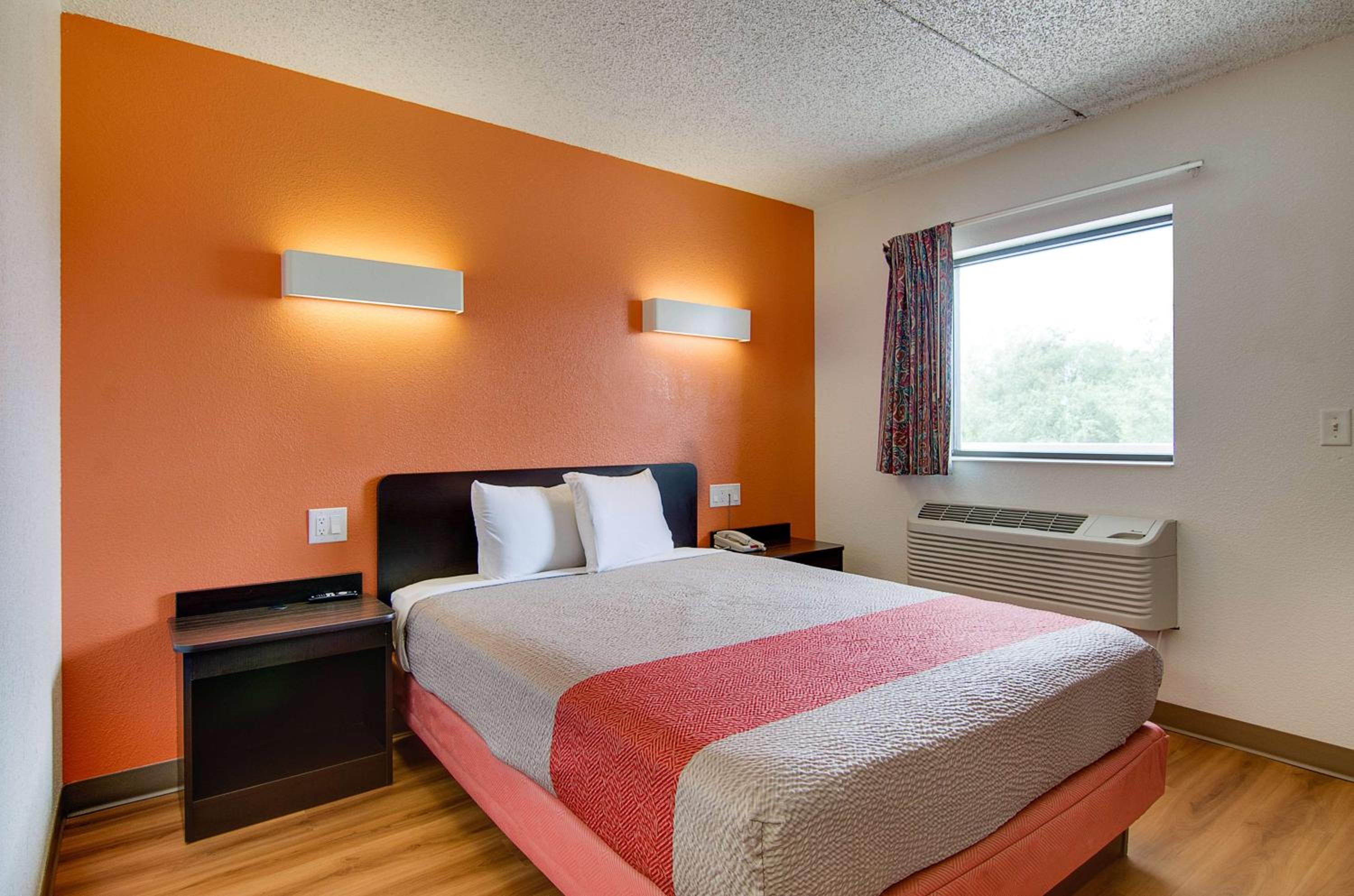 Queen Room - Disability Access photo 2