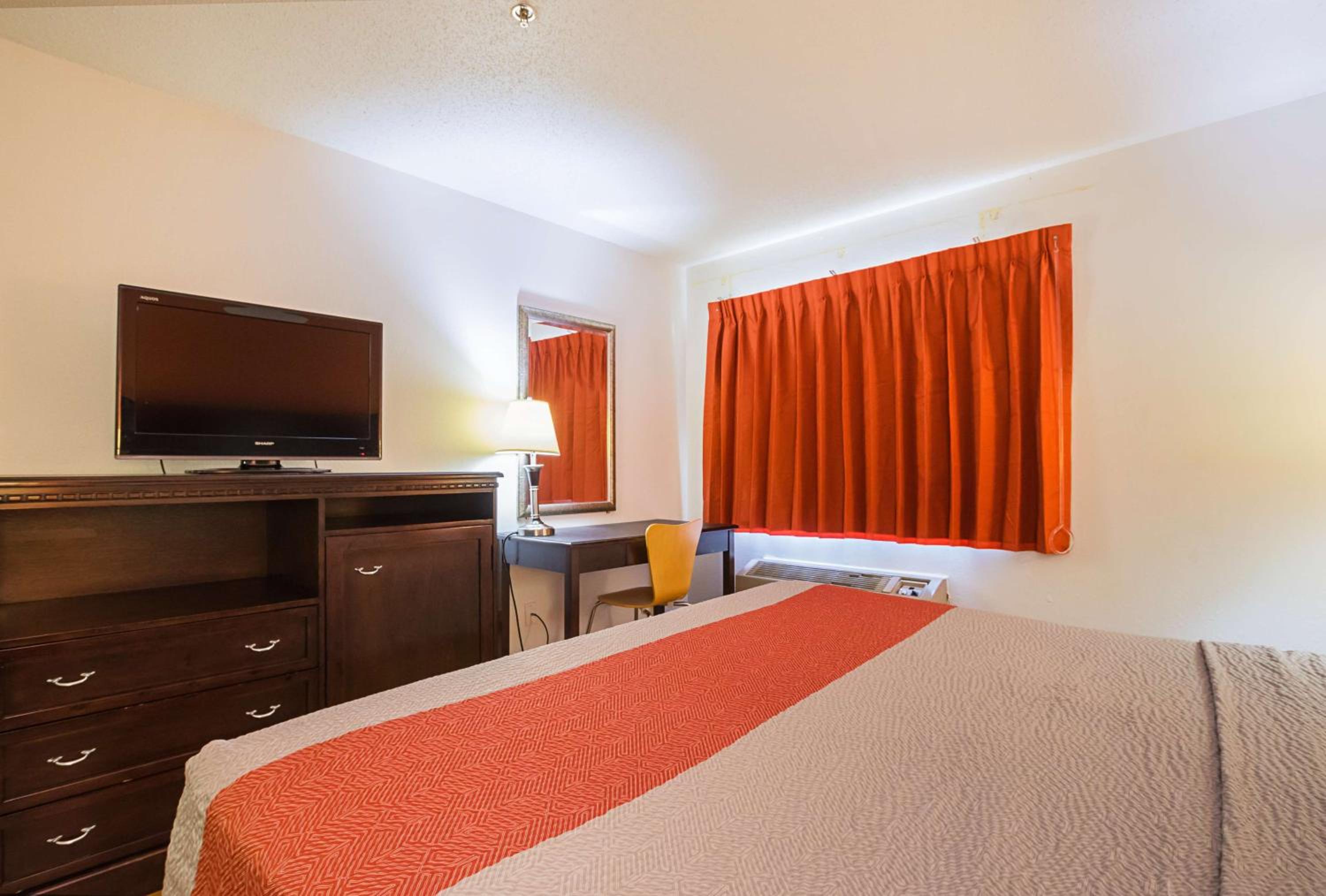 King Room - Non-Smoking - Photo 3