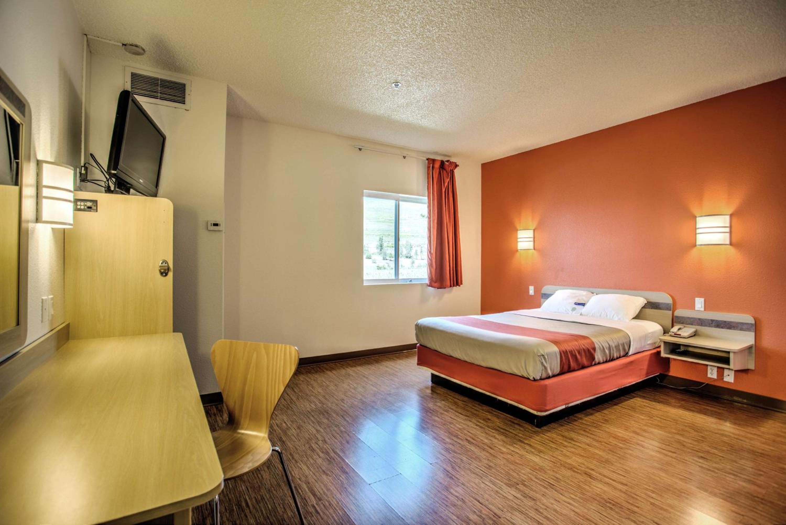 Queen Room - Non-Smoking - Photo 2