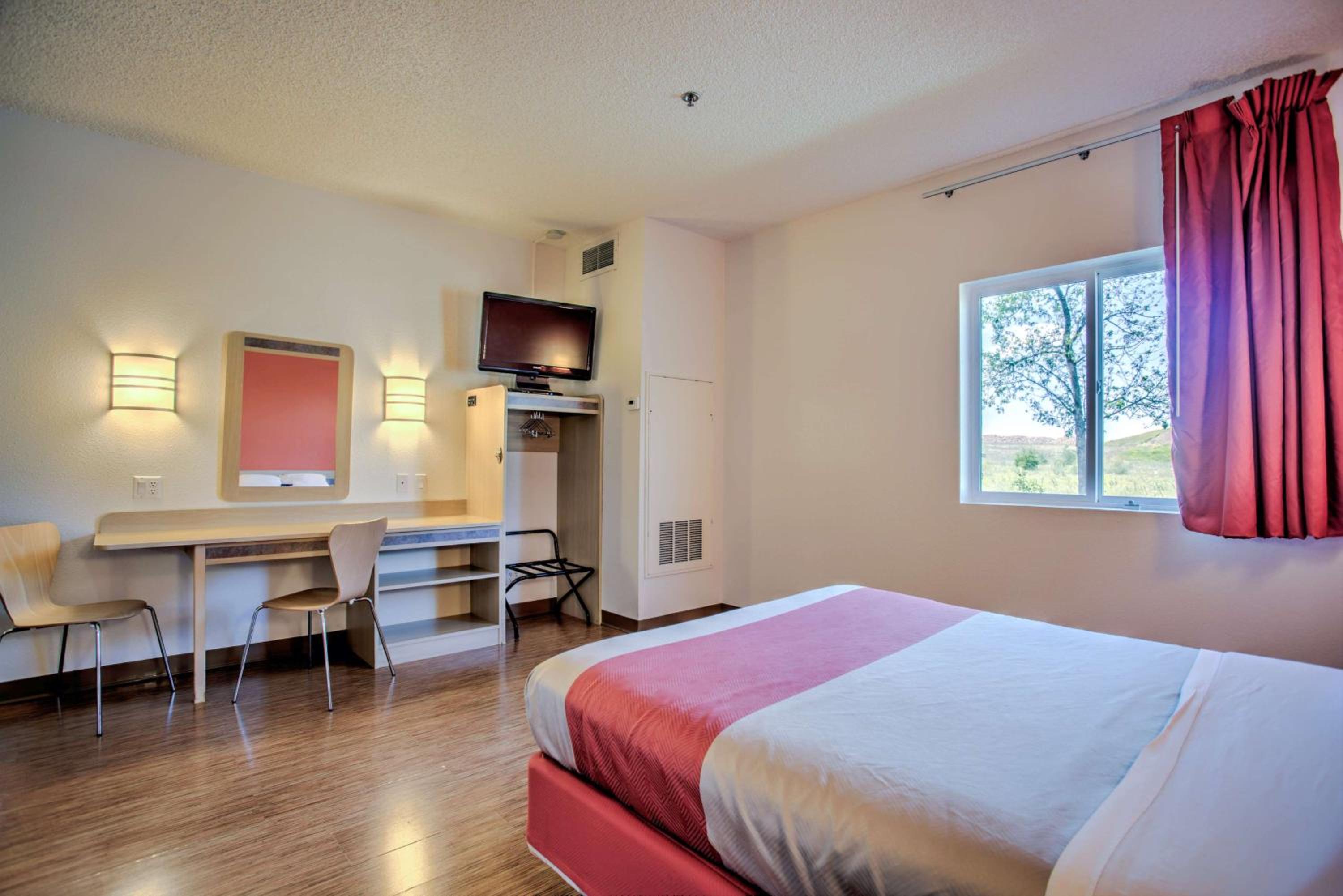 Queen Room - Non-Smoking - Photo 8