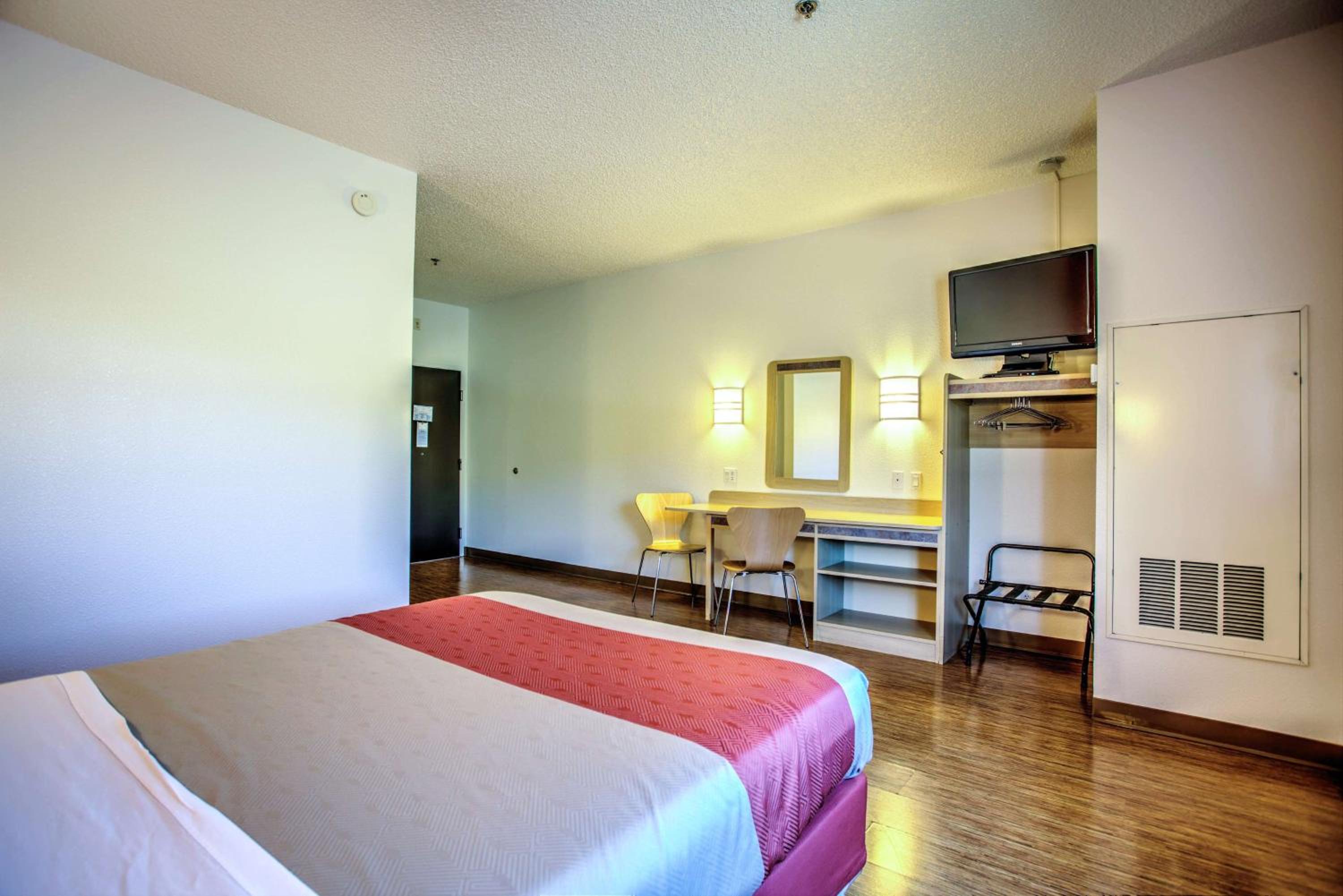 Queen Room - Non-Smoking - Photo 7