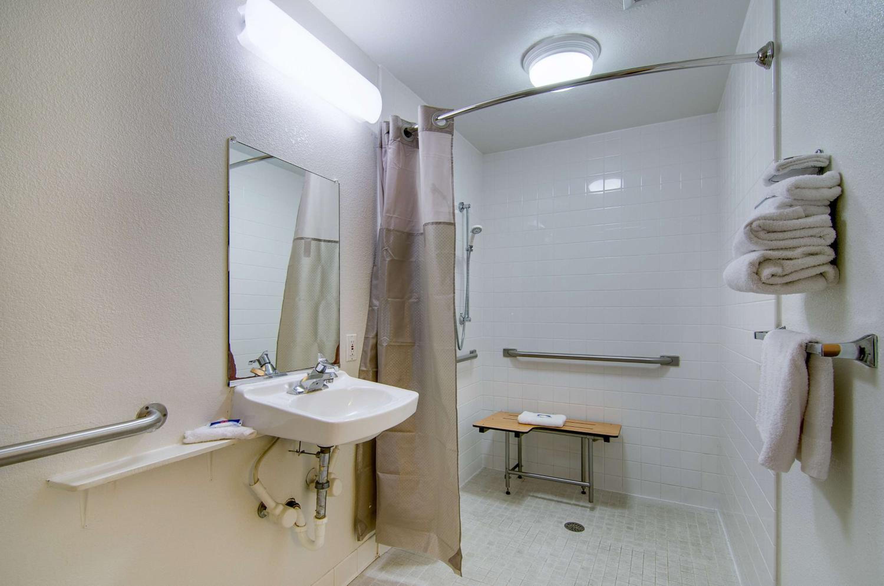 Queen Room - Disability Access - Roll in Shower photo 3
