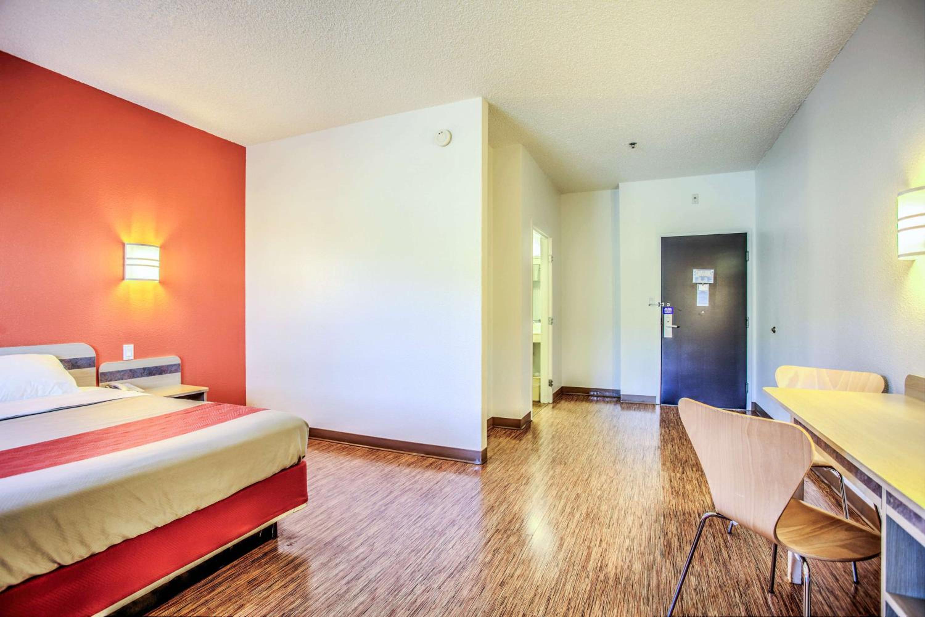 Queen Room - Non-Smoking - Photo 6