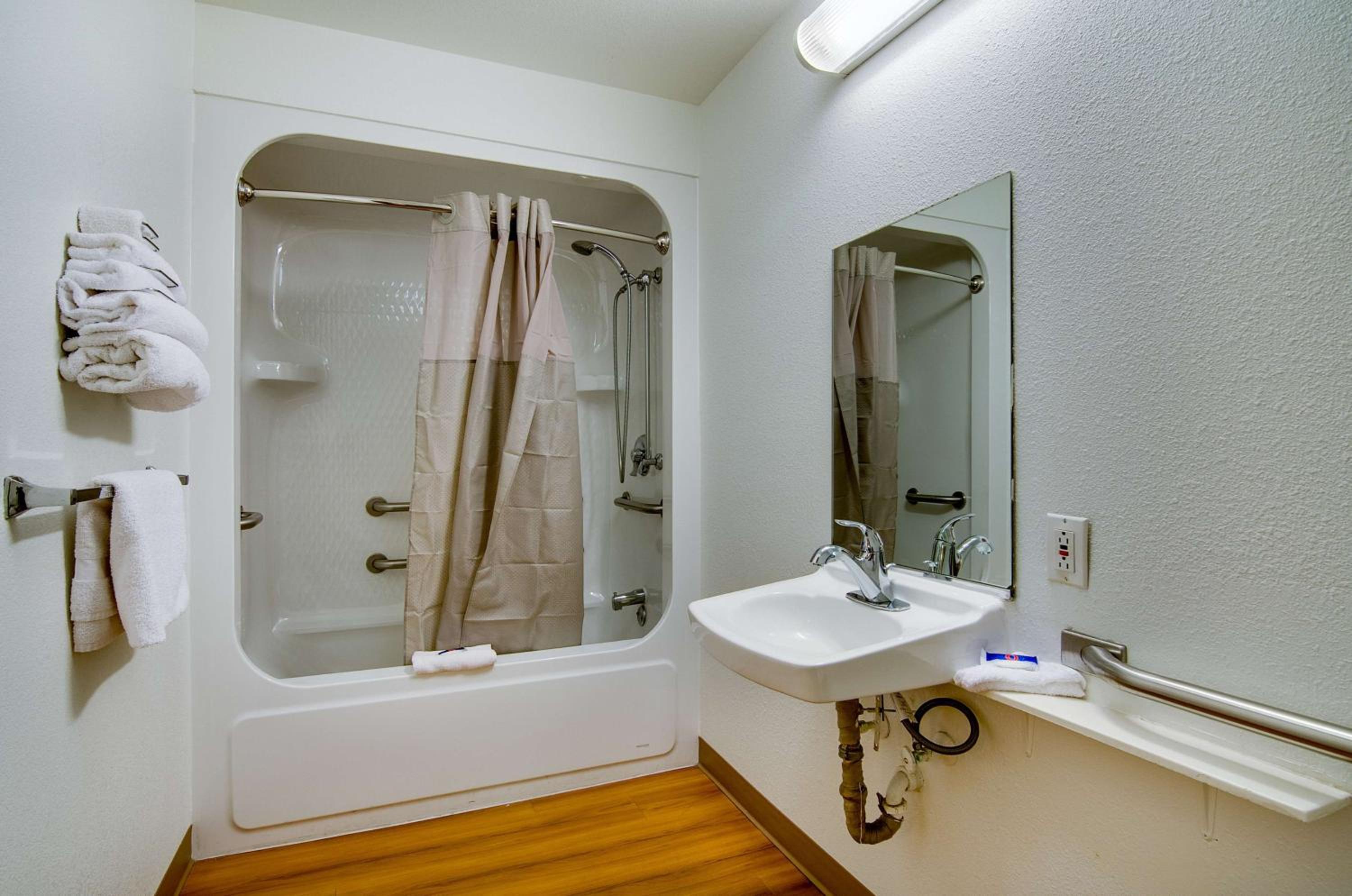 Queen Room - Disability Access photo 3