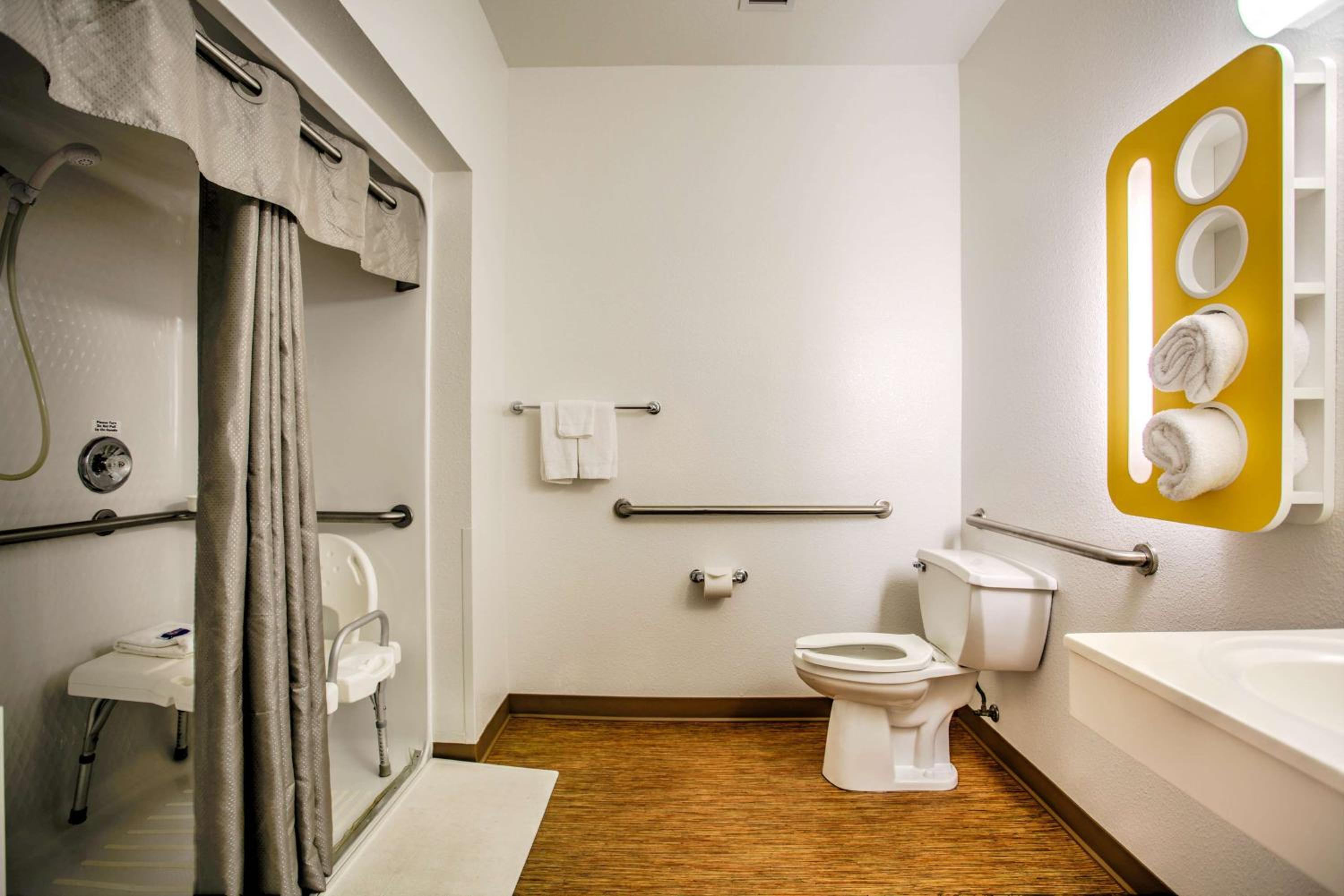 Queen Room - Disability Access - Non-Smoking photo 3