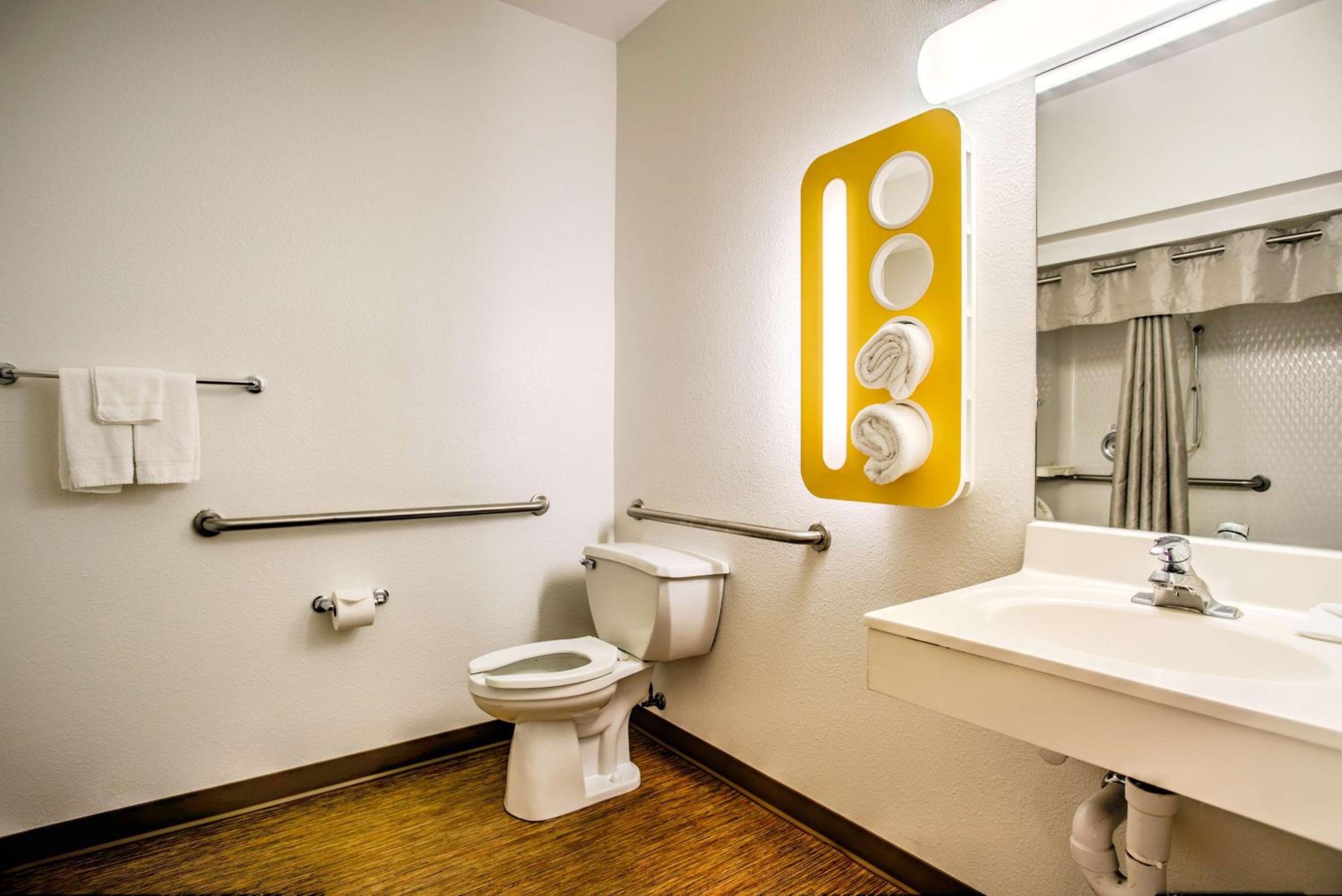 1 Queen Bed | Mob Acc RI Shwr Nsmk Minifridge - Photo 3
