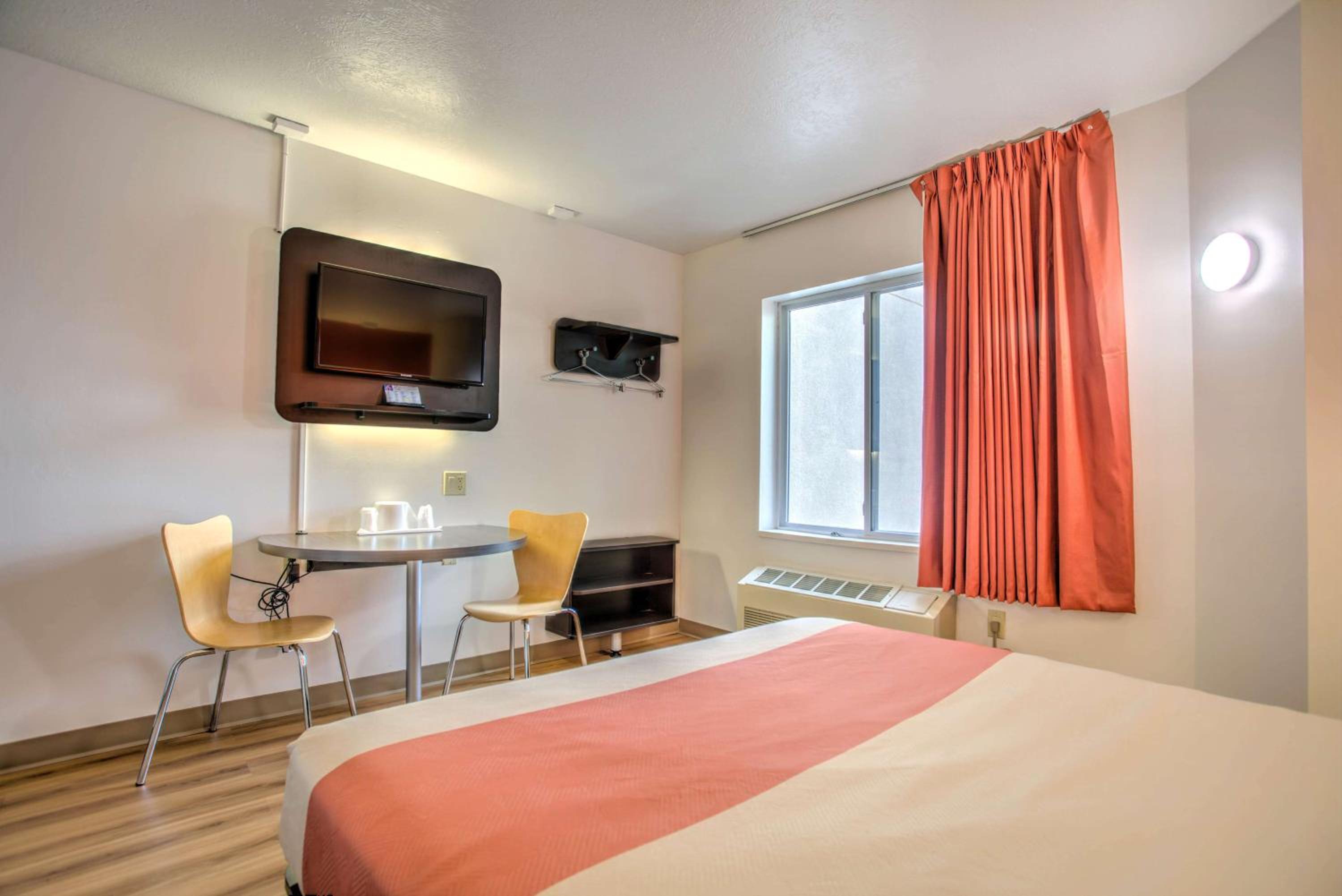 Queen Room - Disability Access - Non-Smoking photo 2