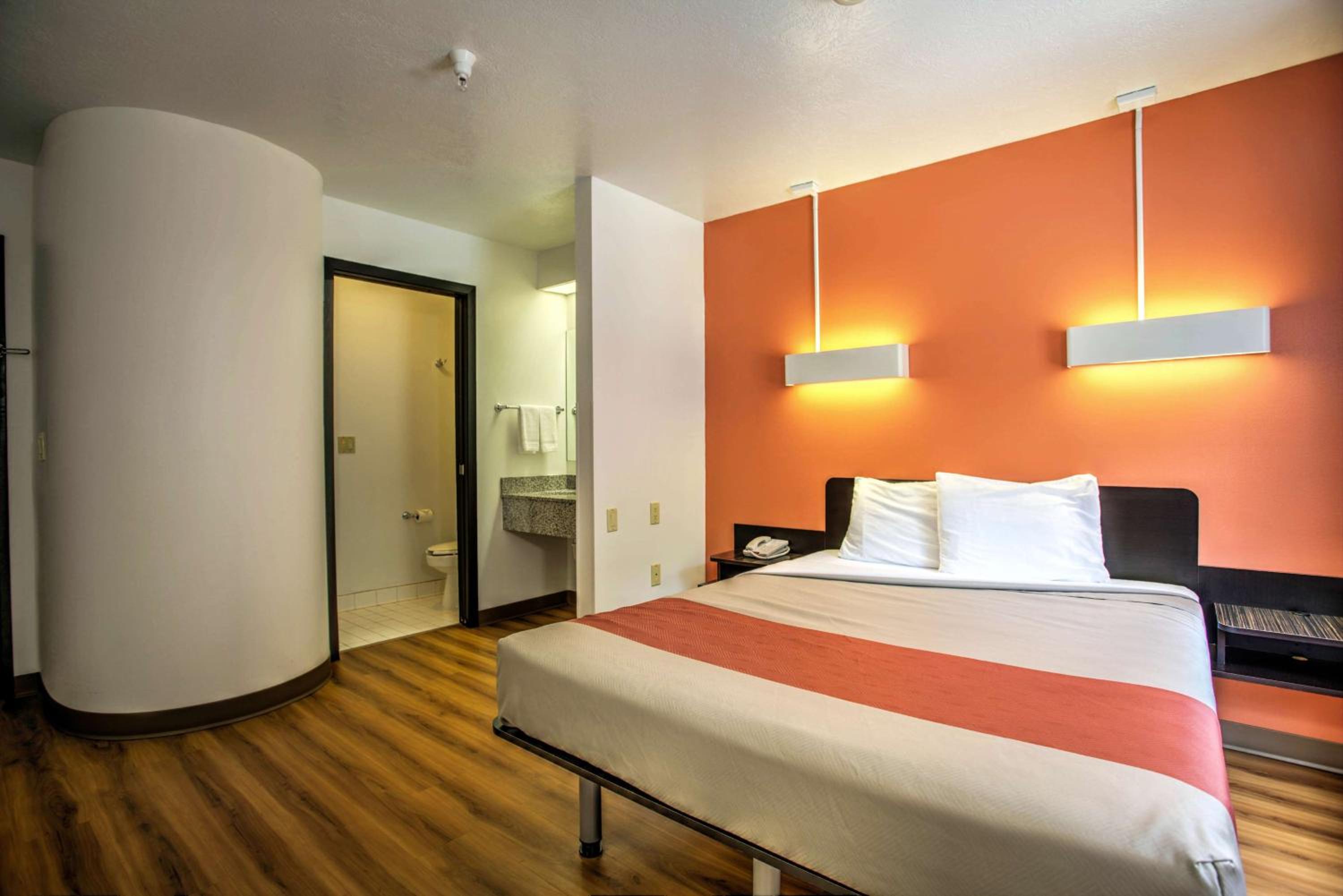 Queen Room - Disability Access - Non-Smoking photo 1
