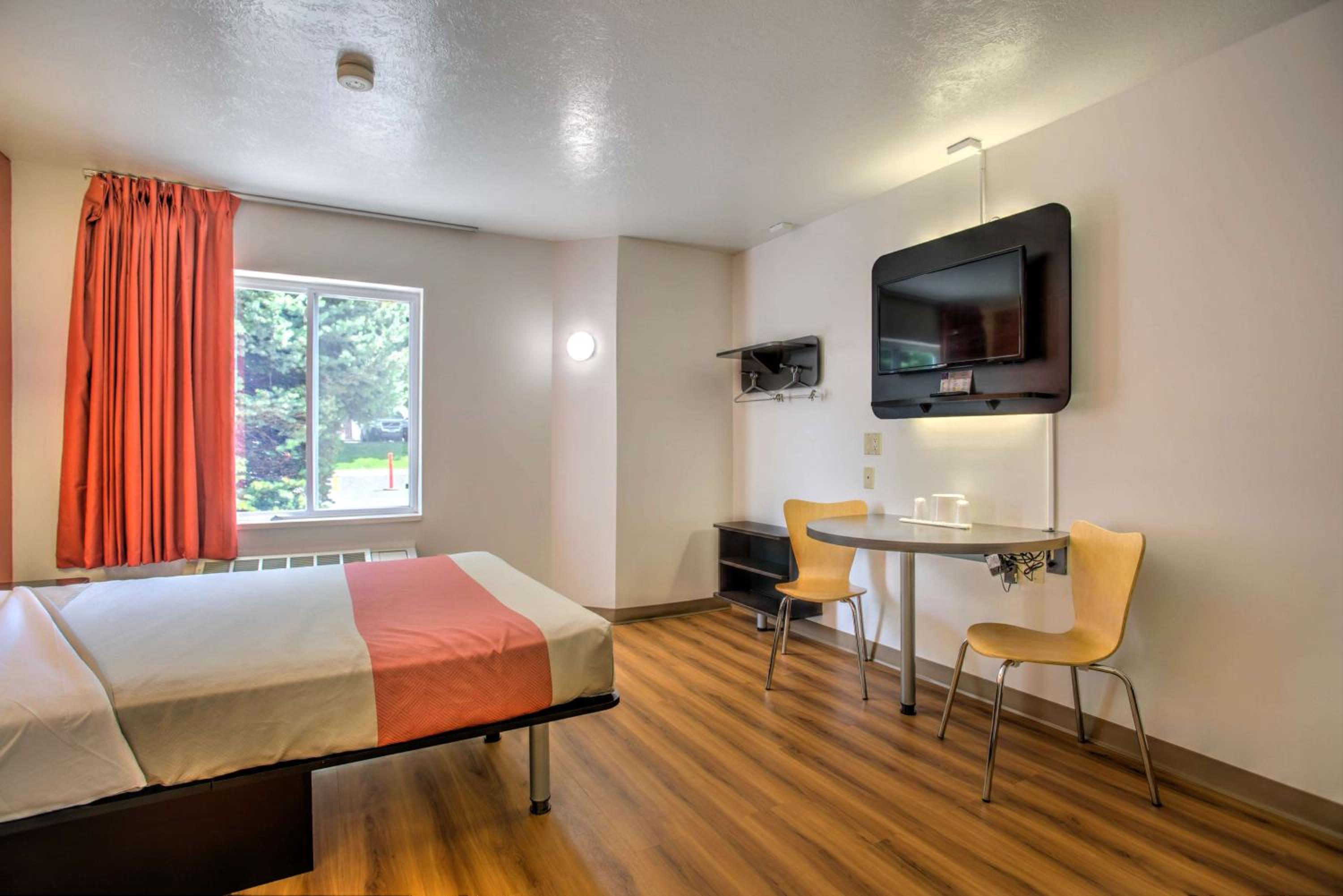Queen Room - Disability Access - Non-Smoking photo 1