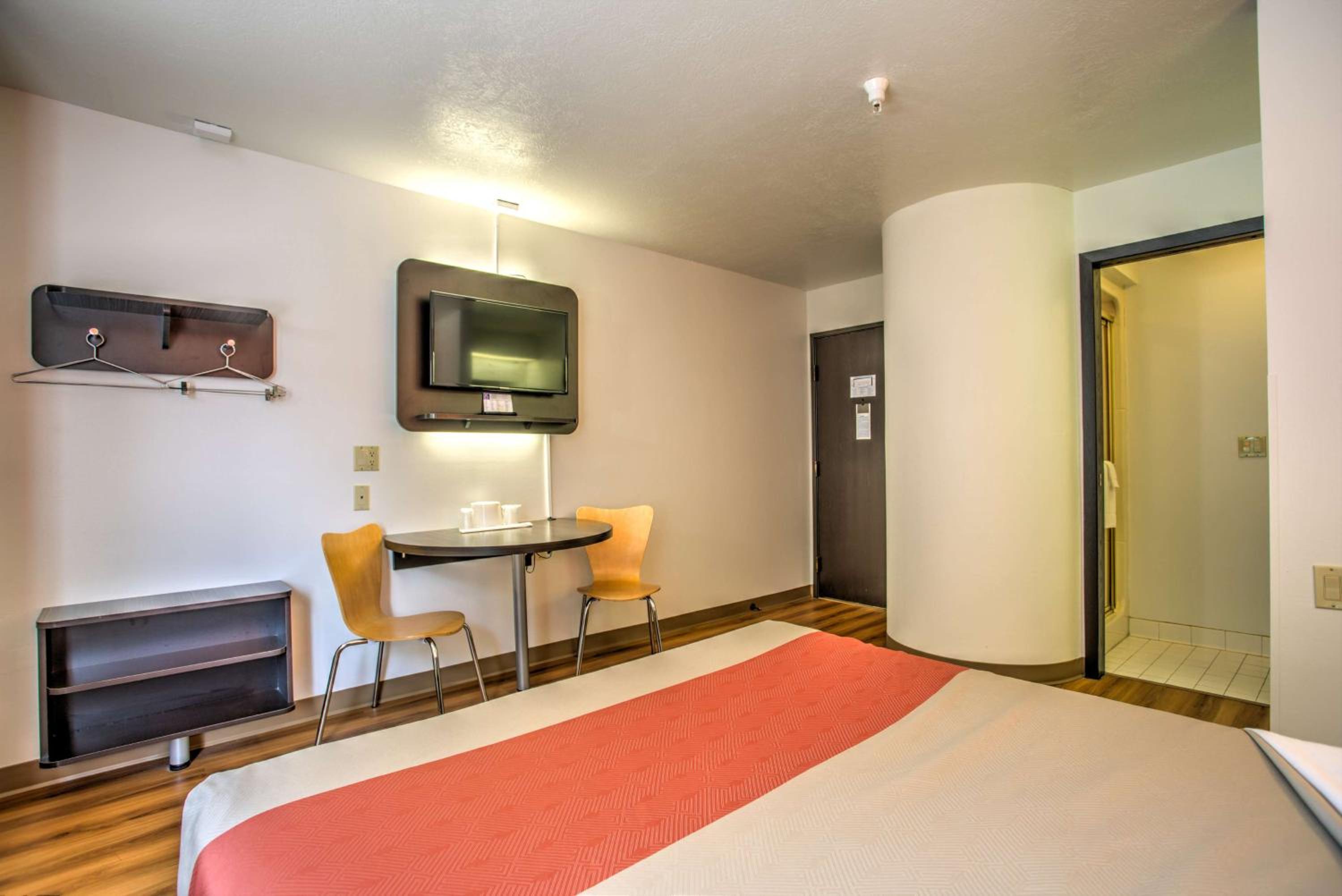 Queen Room - Disability Access - Non-Smoking photo 3