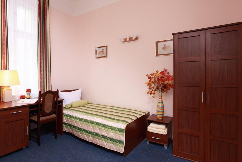 Economy Single Room With Shared Toilet photo 3