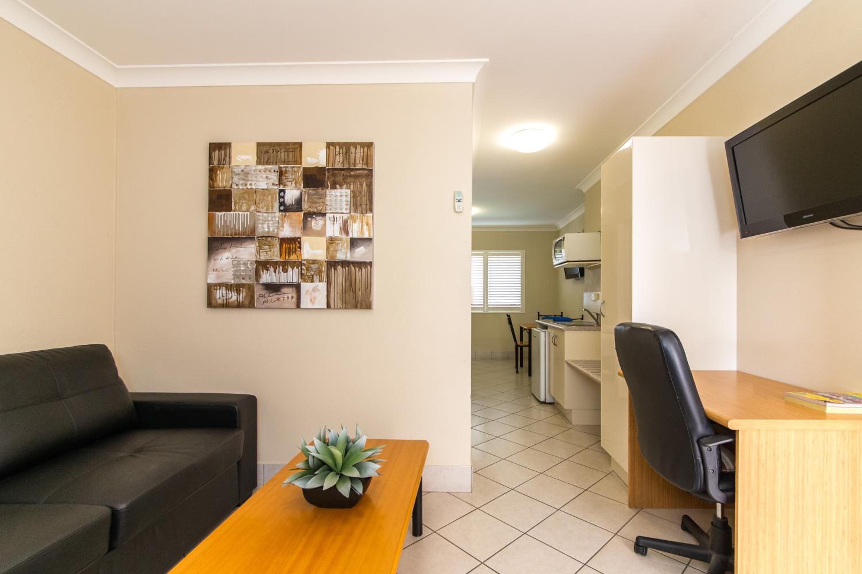 Executive Queen Suite with Sofa photo 2