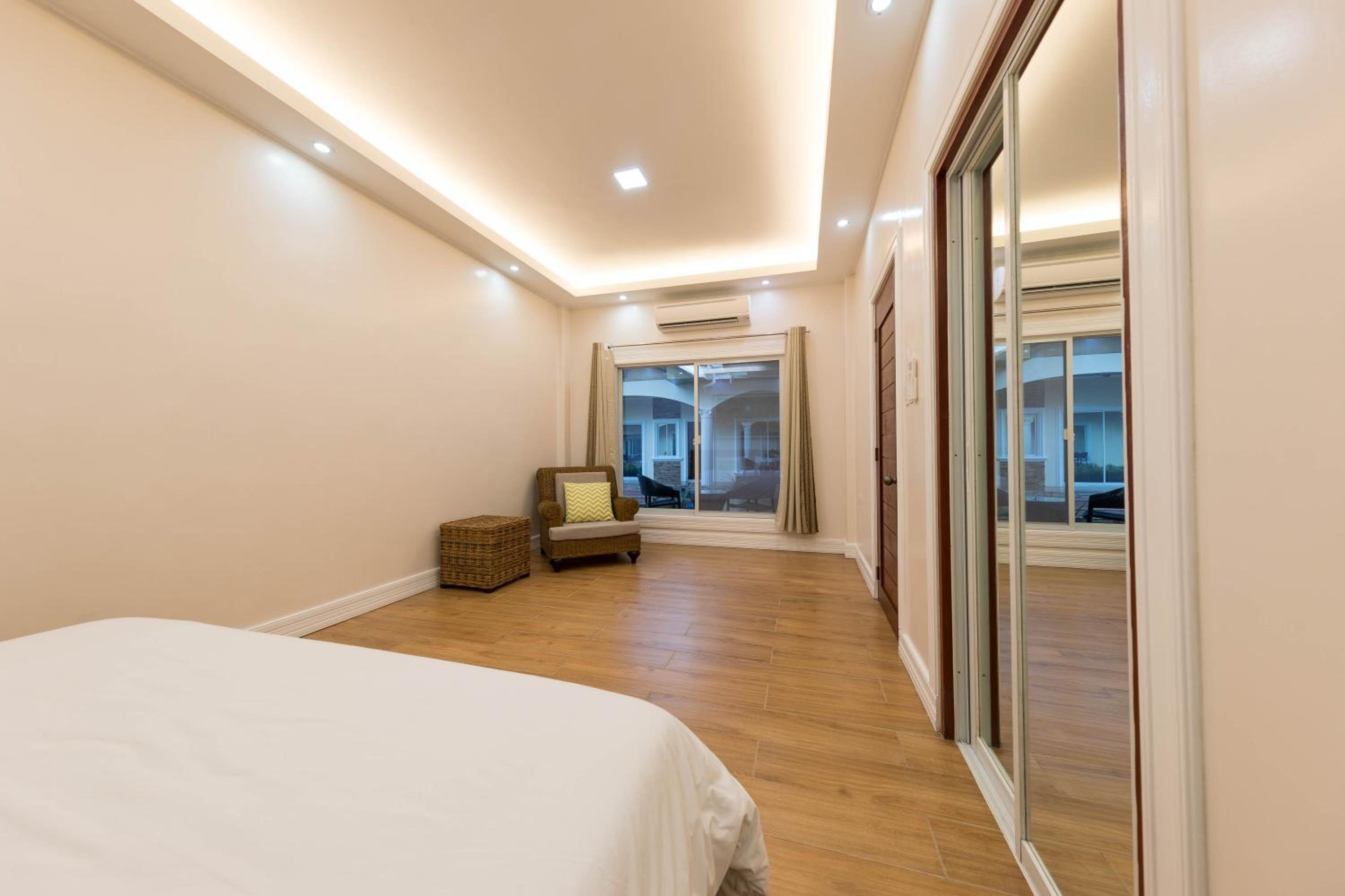 Apartment with Sea View - Photo 12