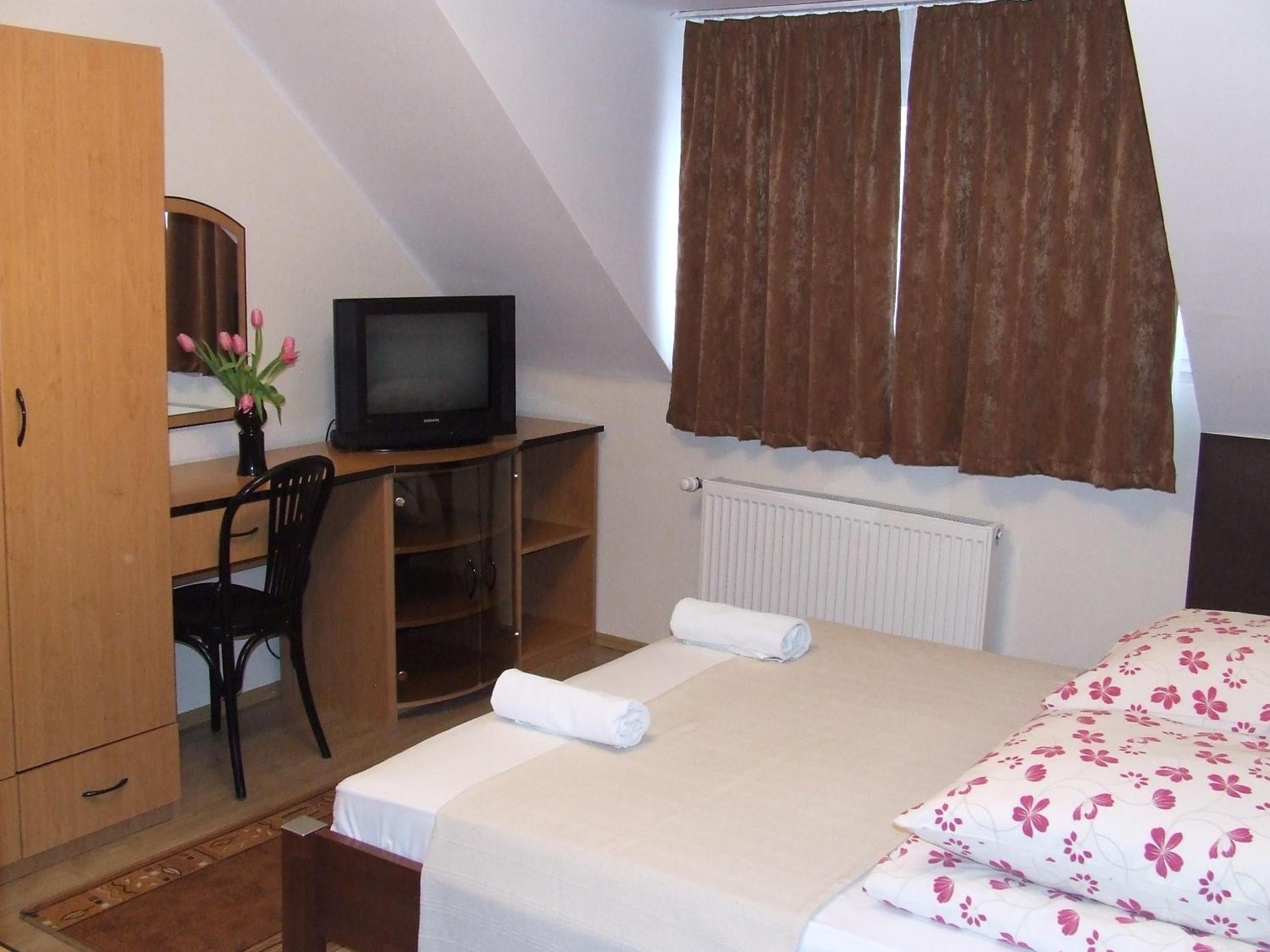 Double or Twin Room - Photo 9