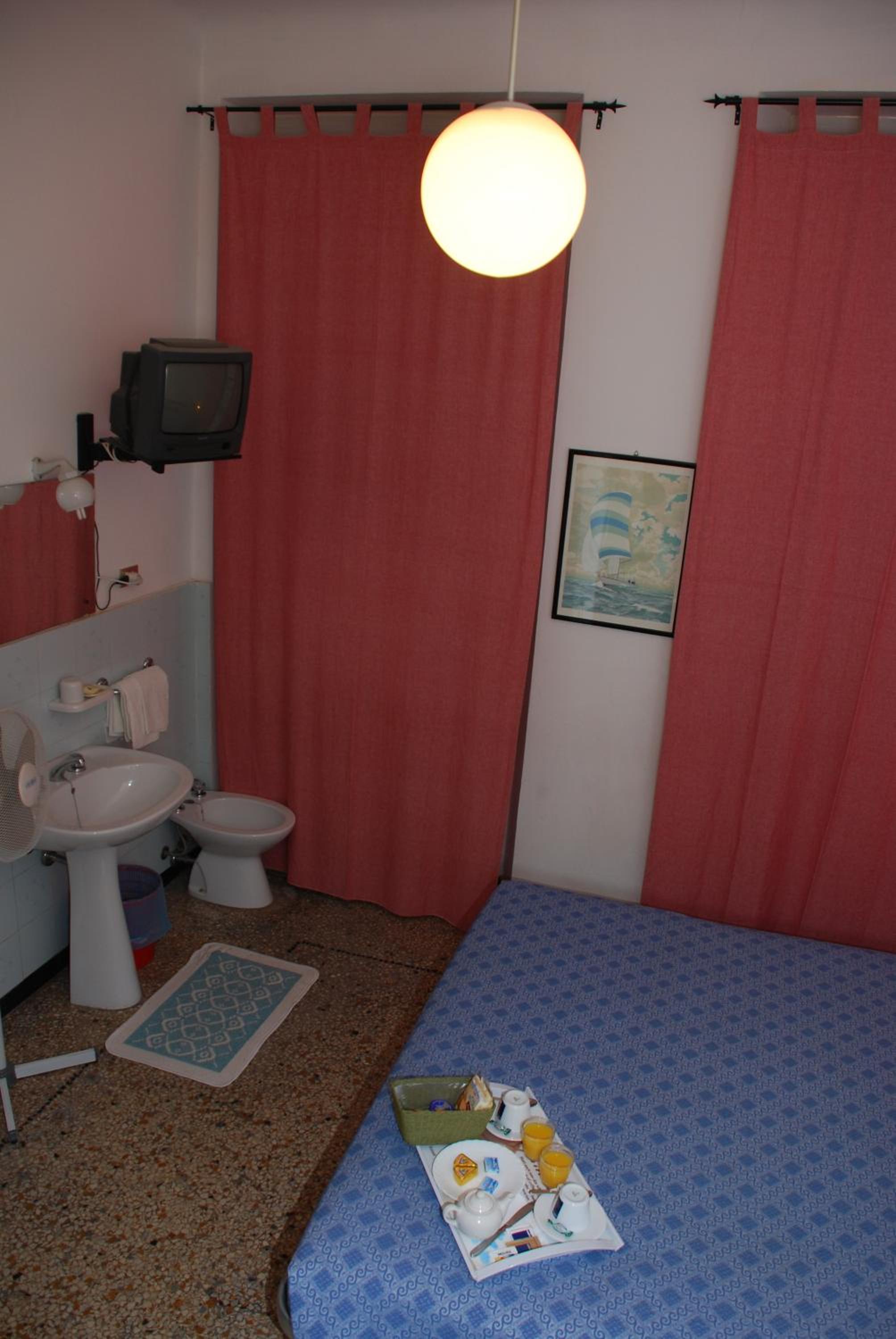 Standard Double Room with Shared Bathroom photo 3