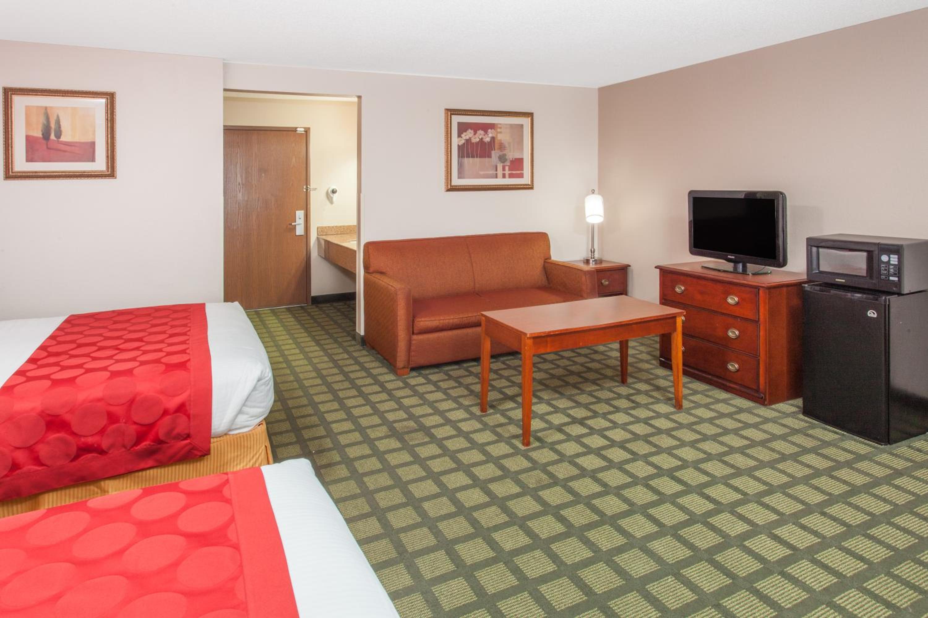 Deluxe Queen Room with Two Queen Beds - Non-Smoking - Photo 4