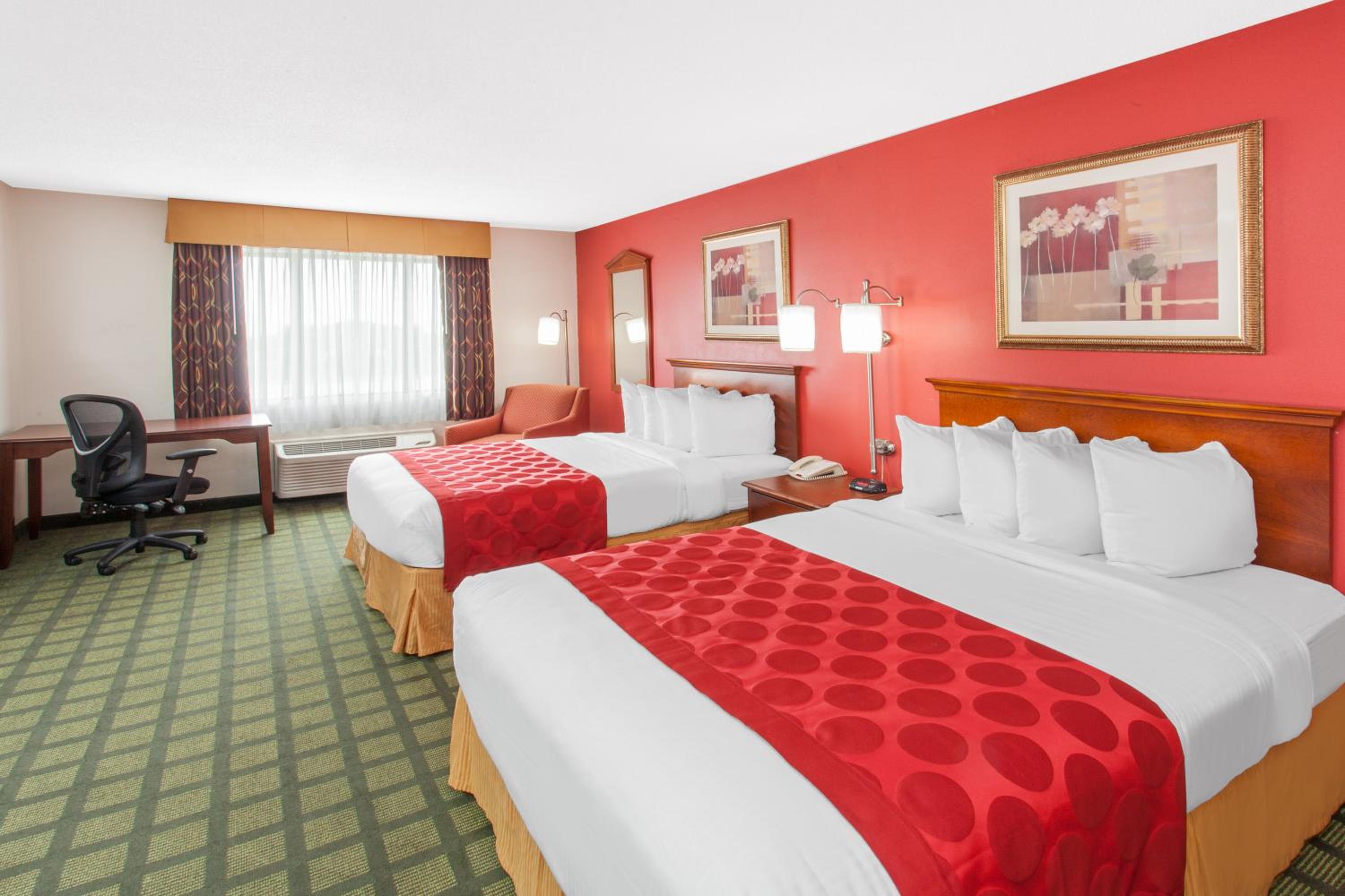 Deluxe Queen Room with Two Queen Beds - Non-Smoking - Photo 3