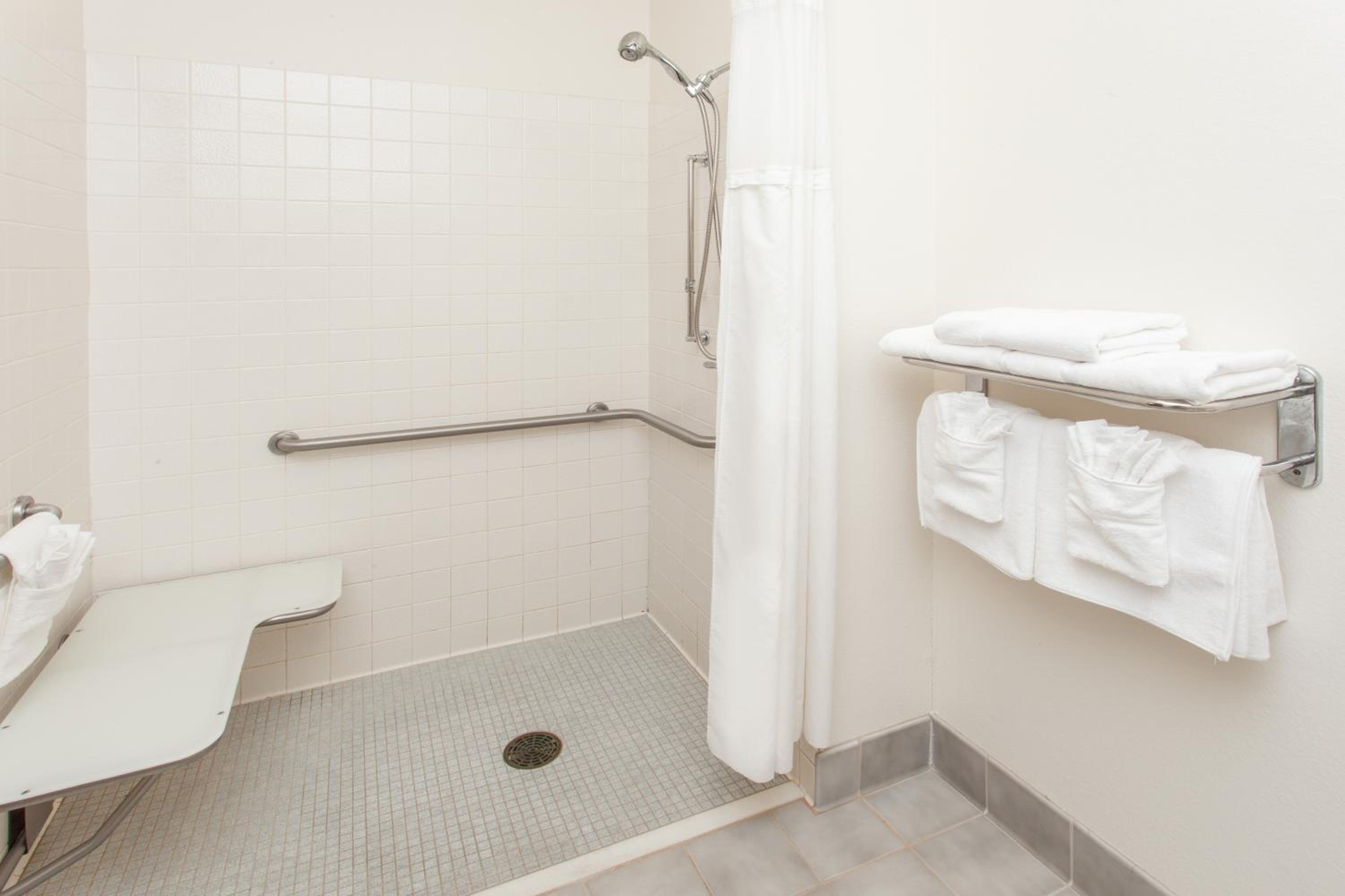 King Room with Roll-In Shower - Mobility/Hearing Accessible - Non-Smoking - Photo 3