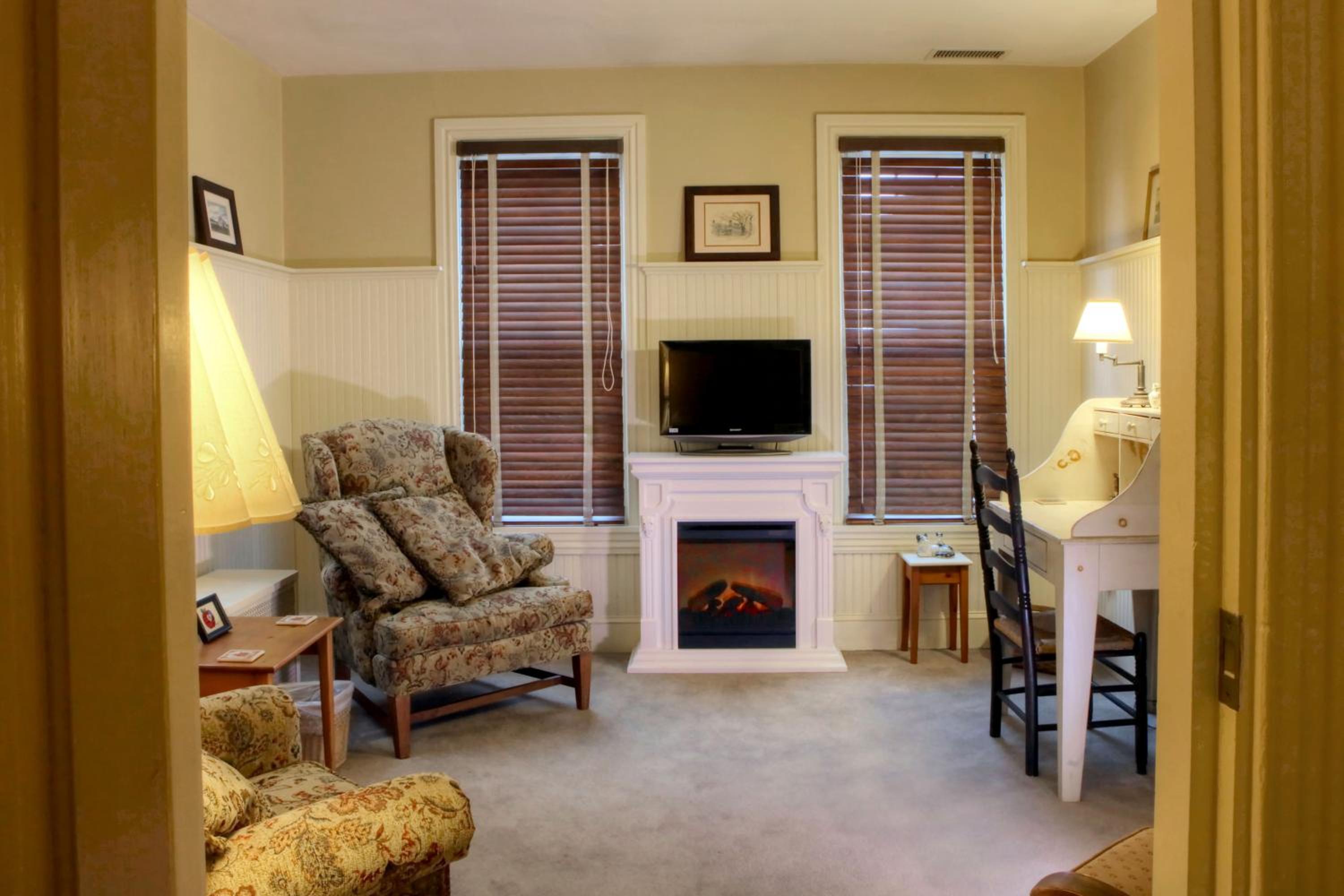 Deluxe Queen Suite photo 3