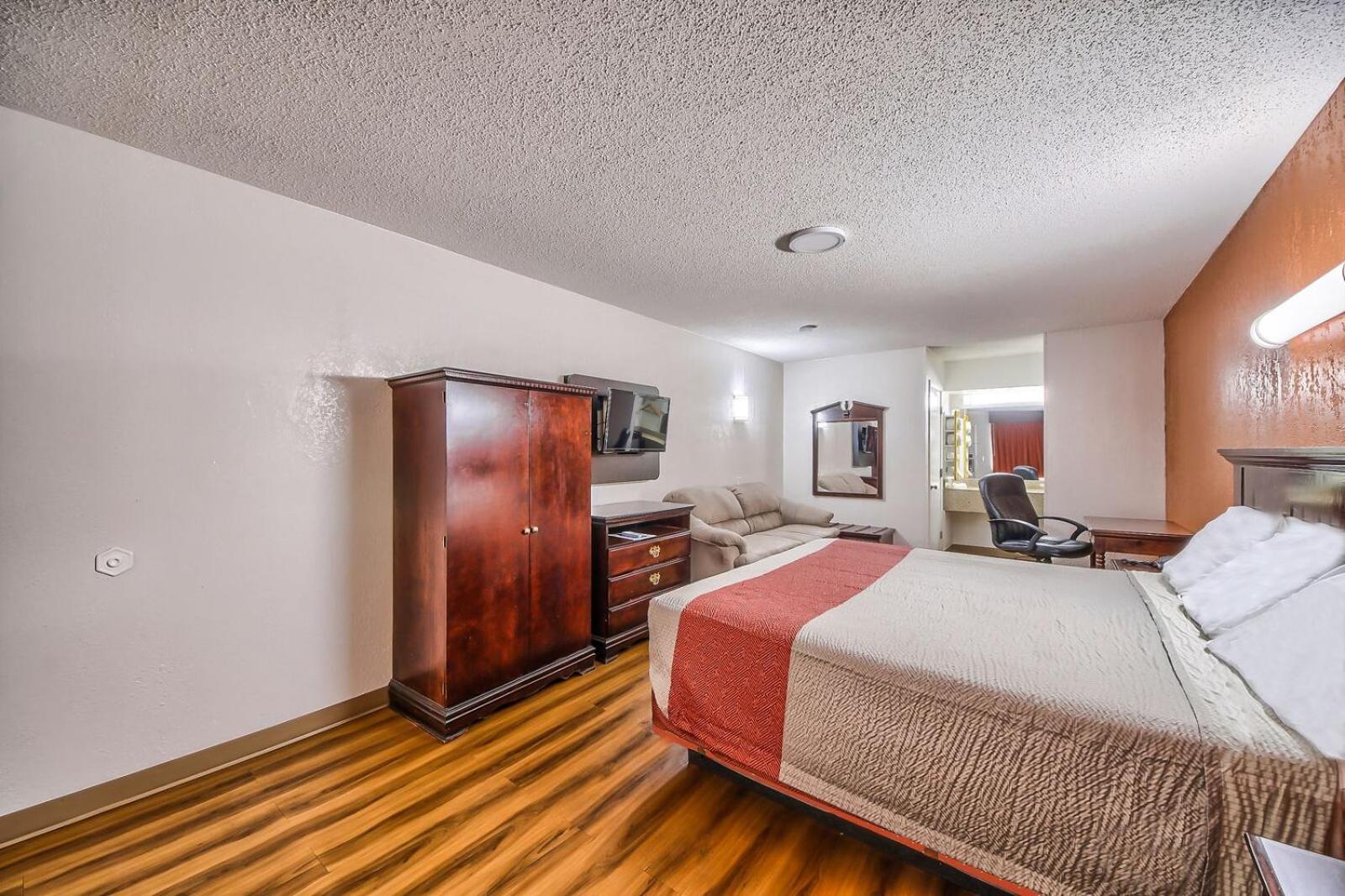 Deluxe King Room - Photo 3