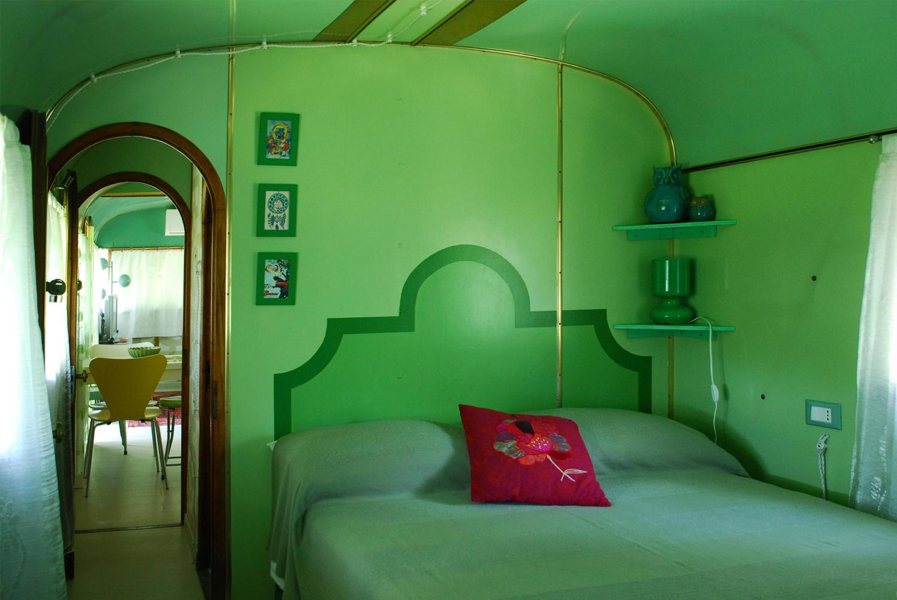 Caravan Deluxe photo 3