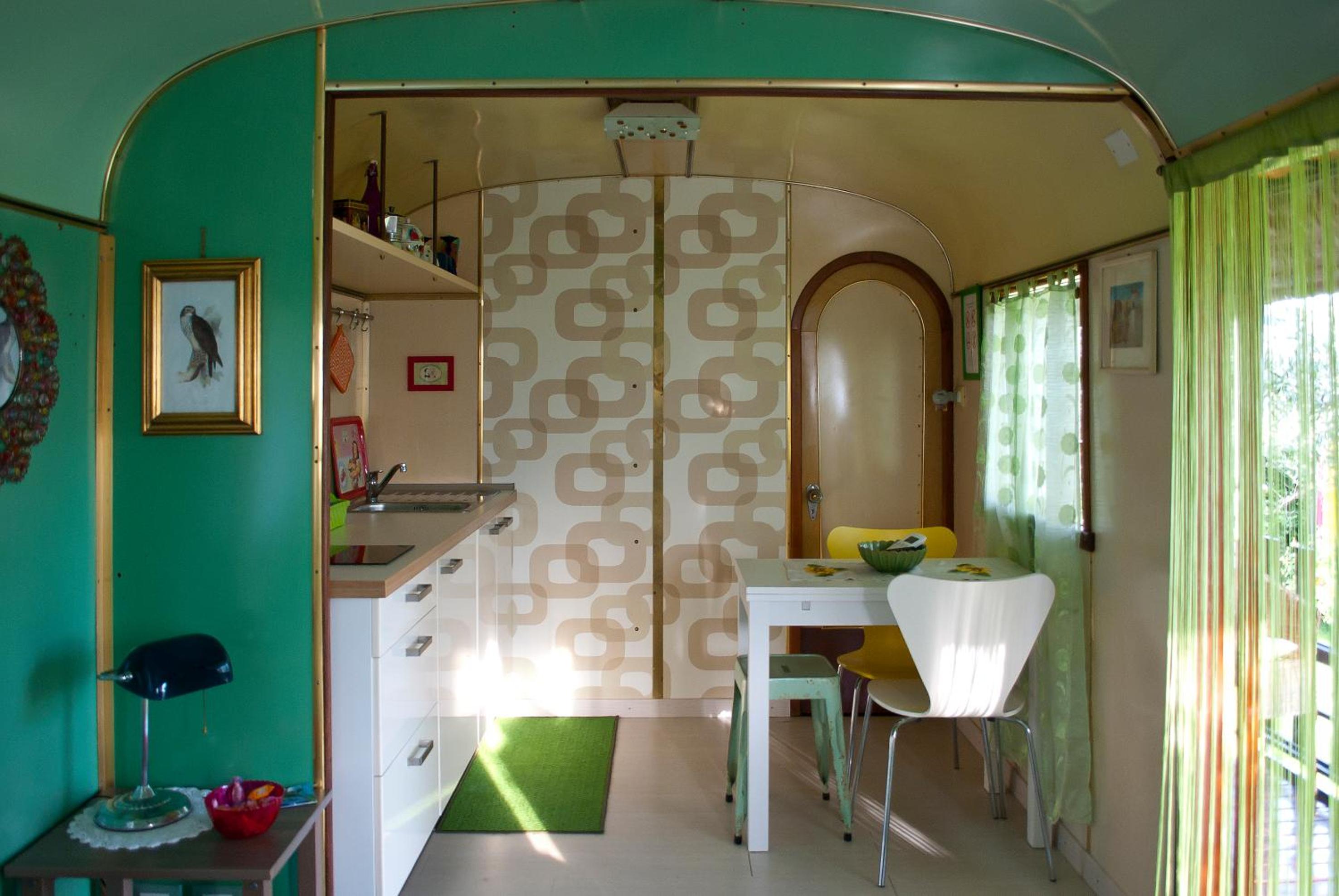 Caravan Deluxe photo 2