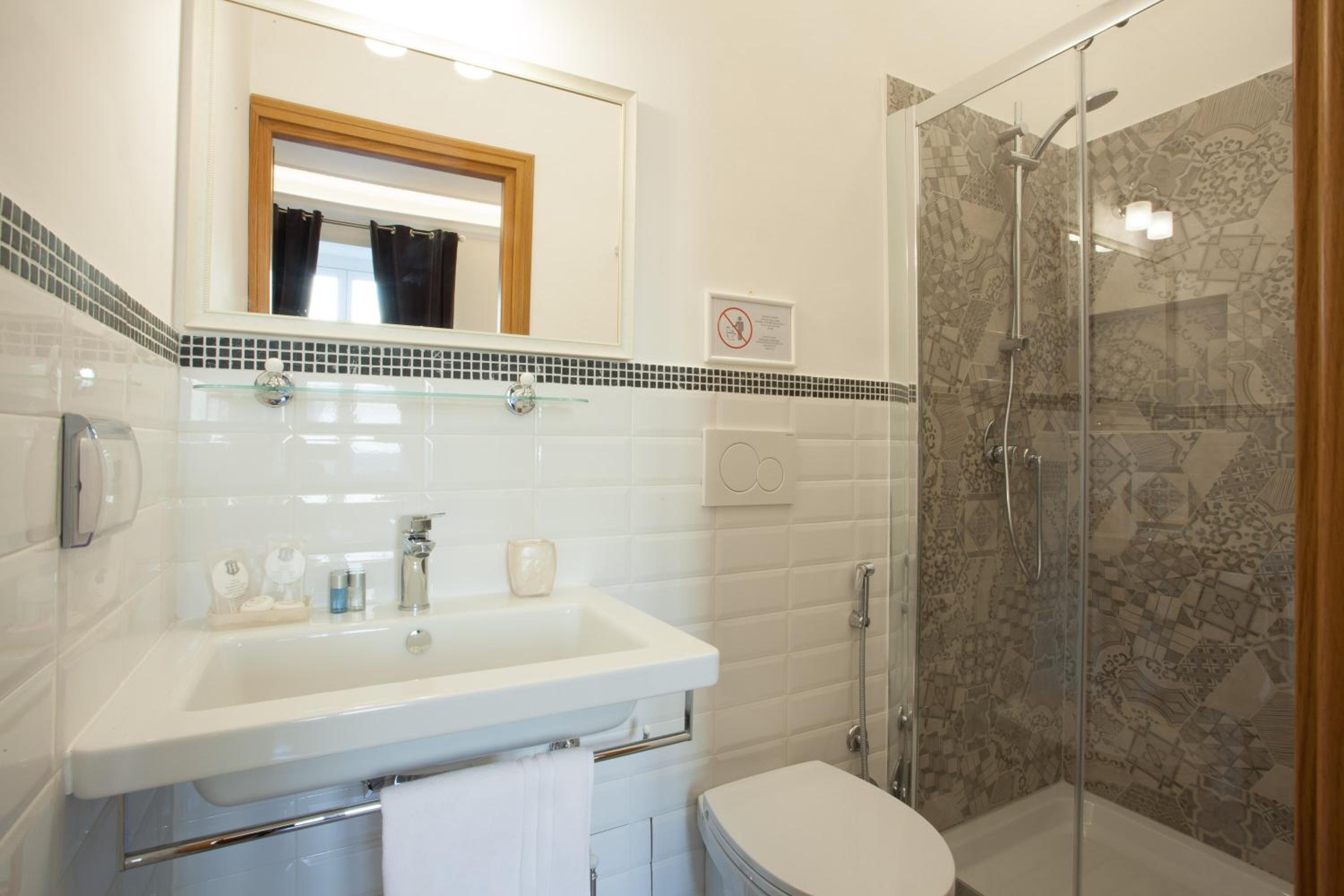 Deluxe Double Room with Extra Bed photo 3