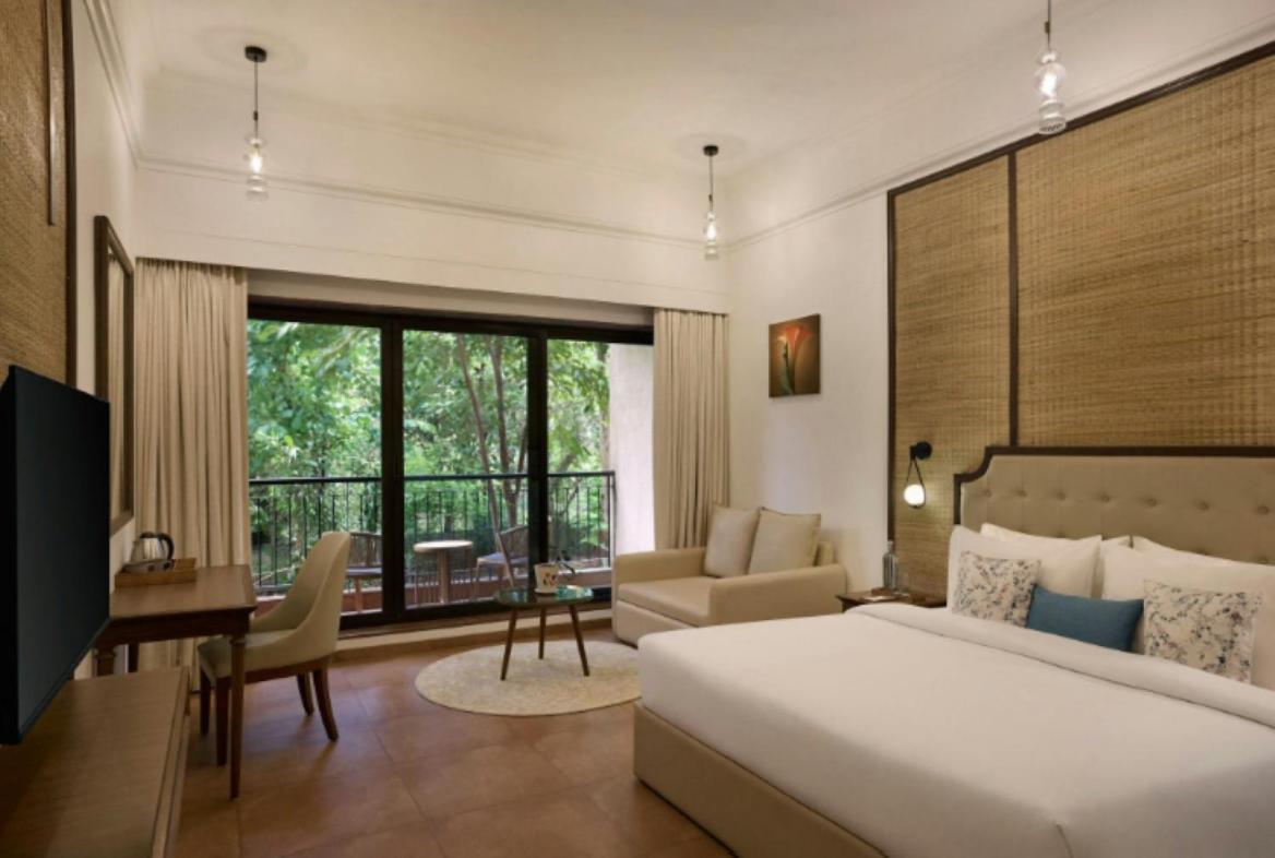 Winter Green Premium King Room with Sofa Bed and Balcony Winter Green Premium King Room with Sofa Bed and Balcony