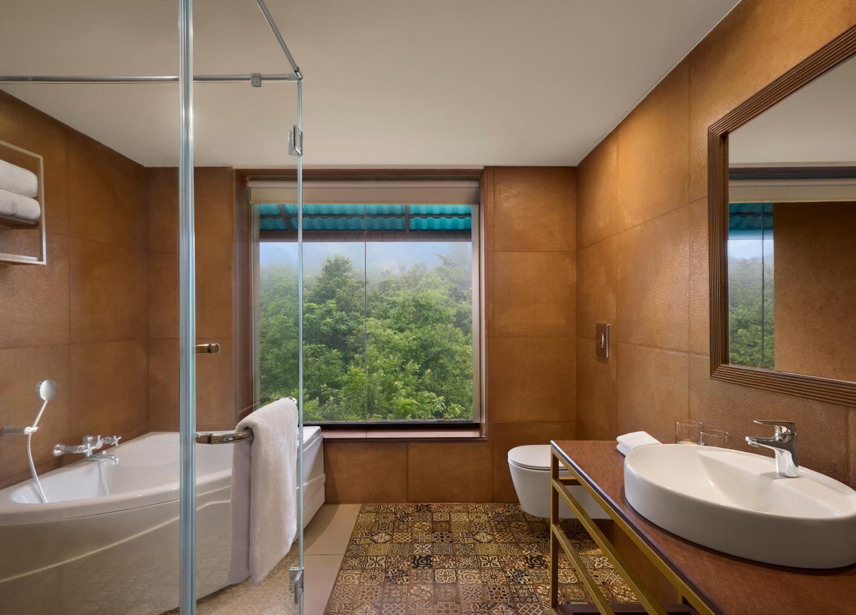 Fern Classic King Suite with Balcony and Mountain View