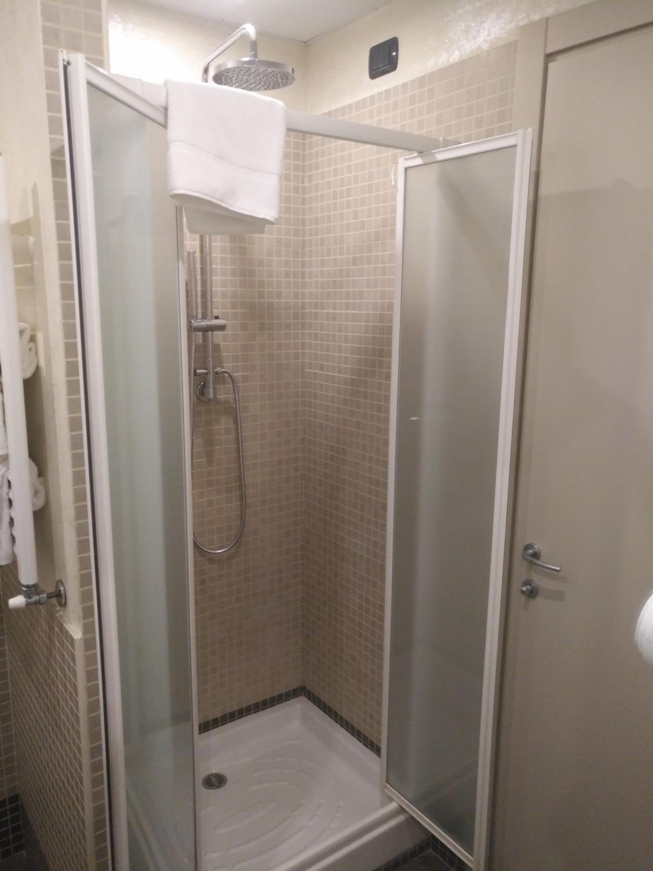 Standard Twin Room - Photo 5