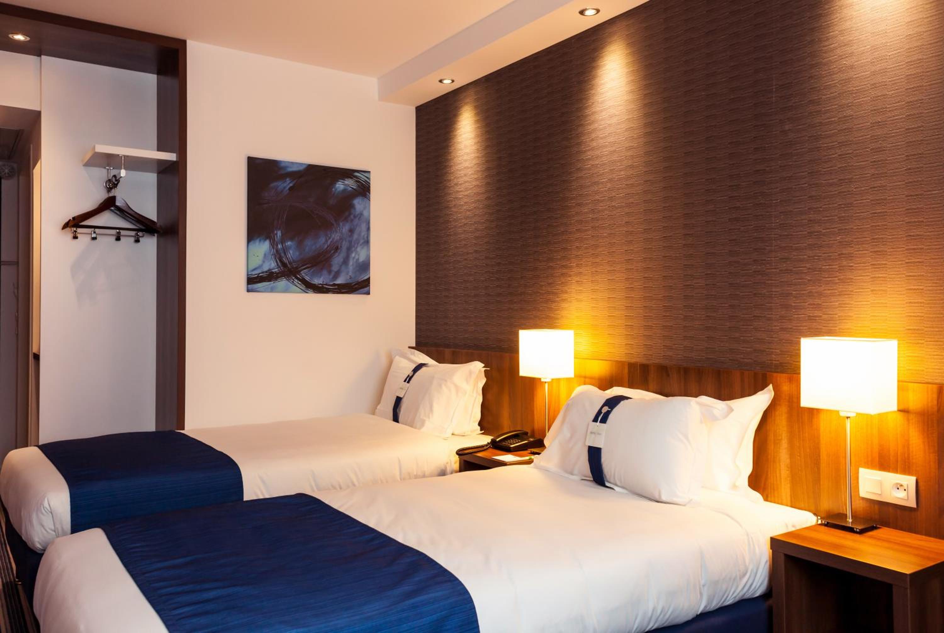 Standard Room with Free Breakfast - Photo 4