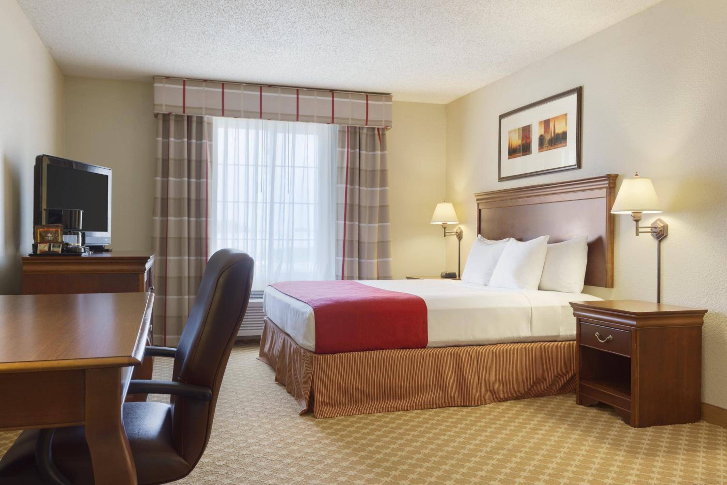 King Suite with Whirpool photo 1