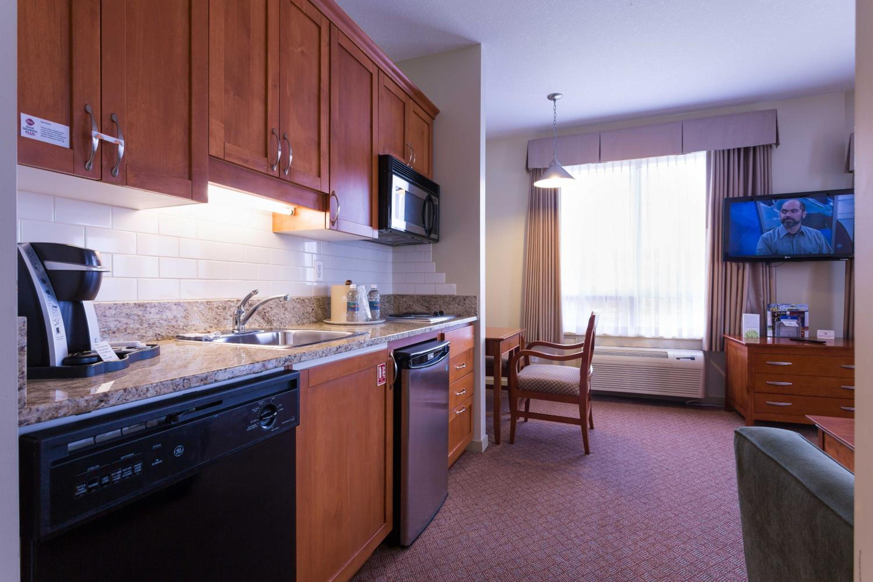 Queen Suite with Sofa Bed - Non-Smoking - Photo 7
