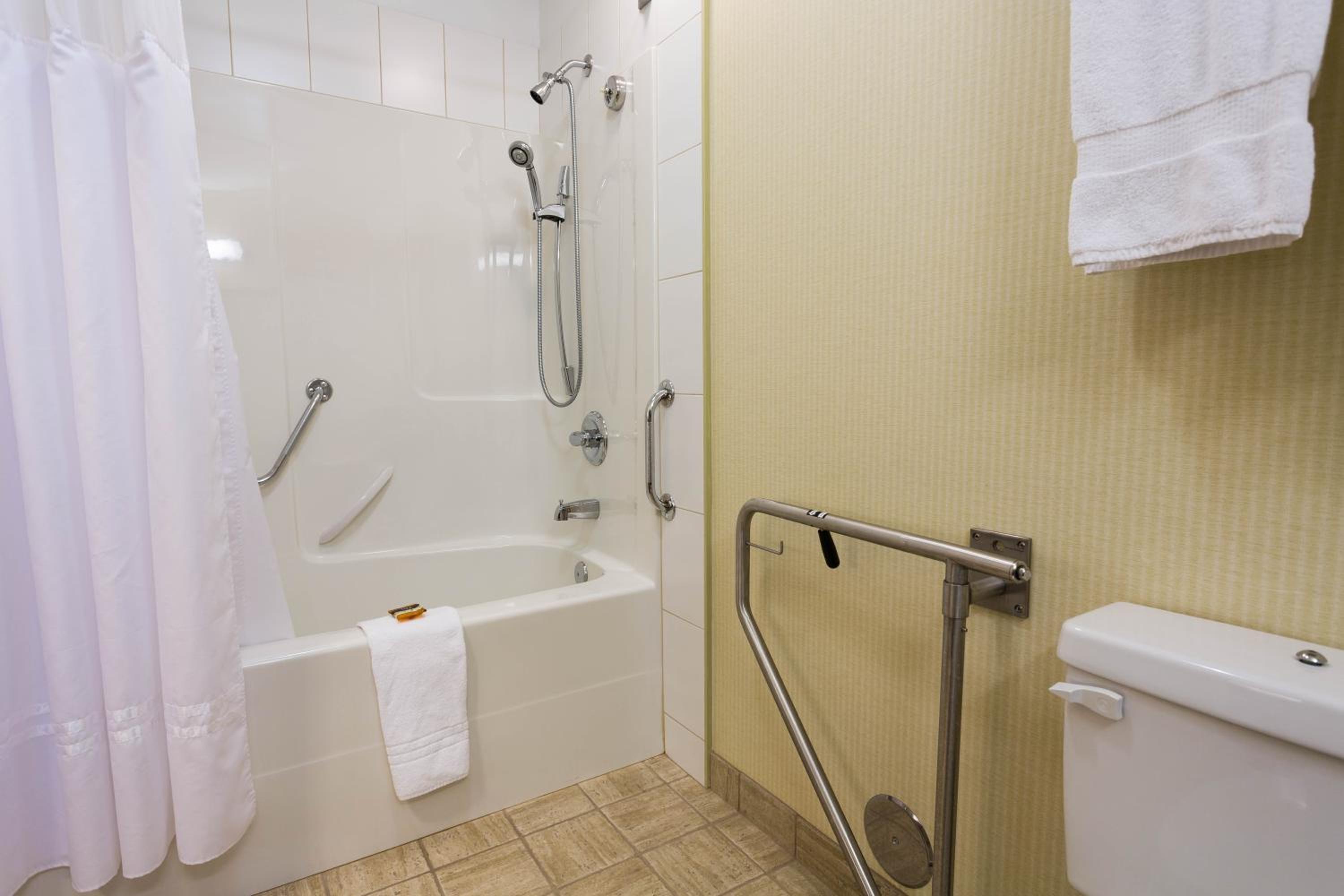 Queen Room - Disability Access Tub photo 3