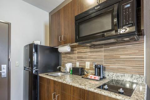 Queen Room - Non-Smoking photo 2