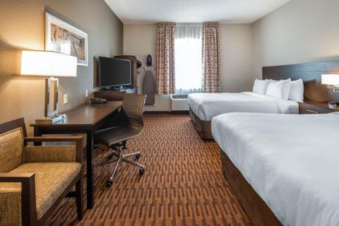 Queen Room with Two Queen Beds photo 1